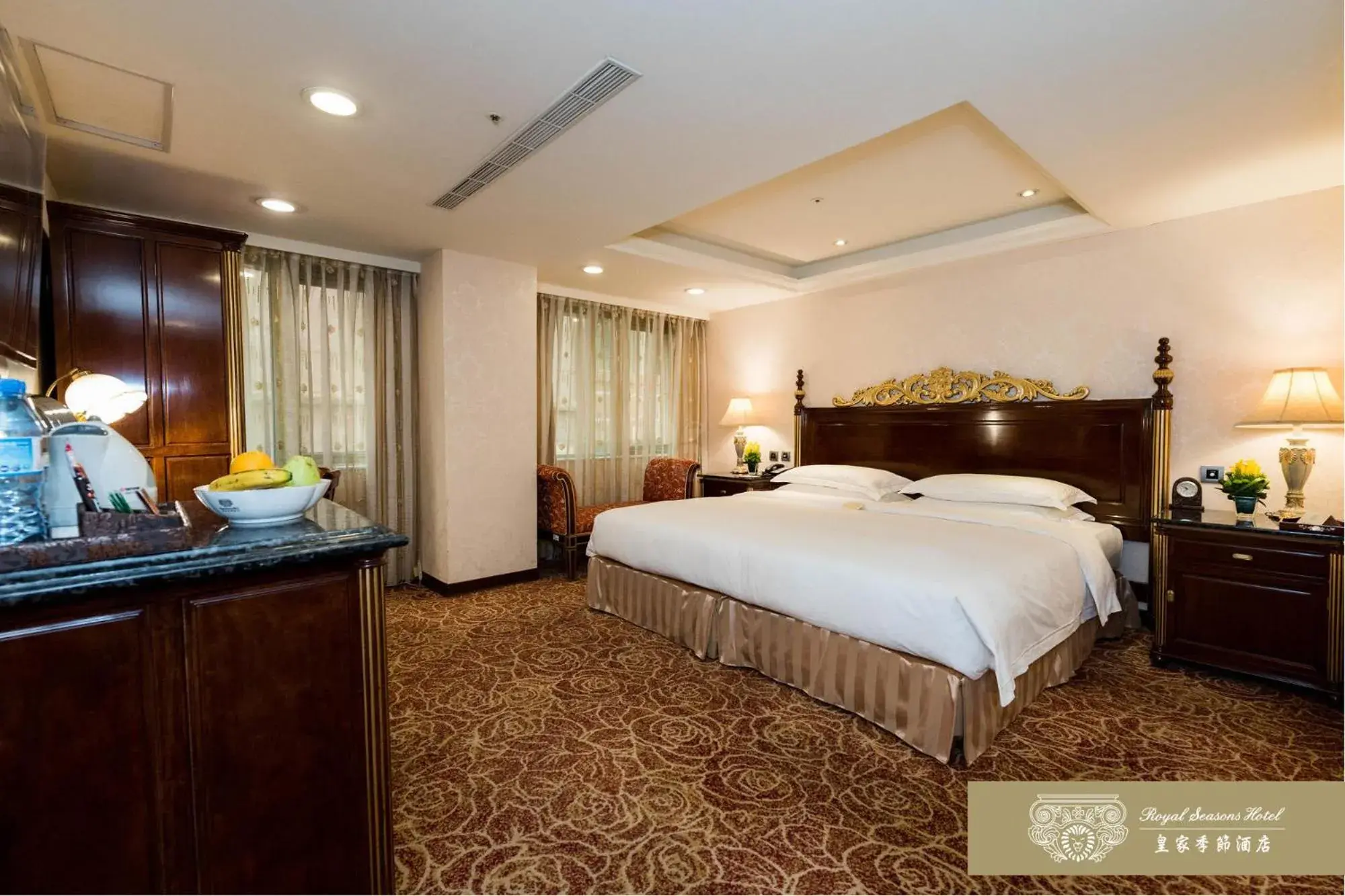 Photo of the whole room, Bed in Royal Seasons Hotel Taipei-Nanjing W