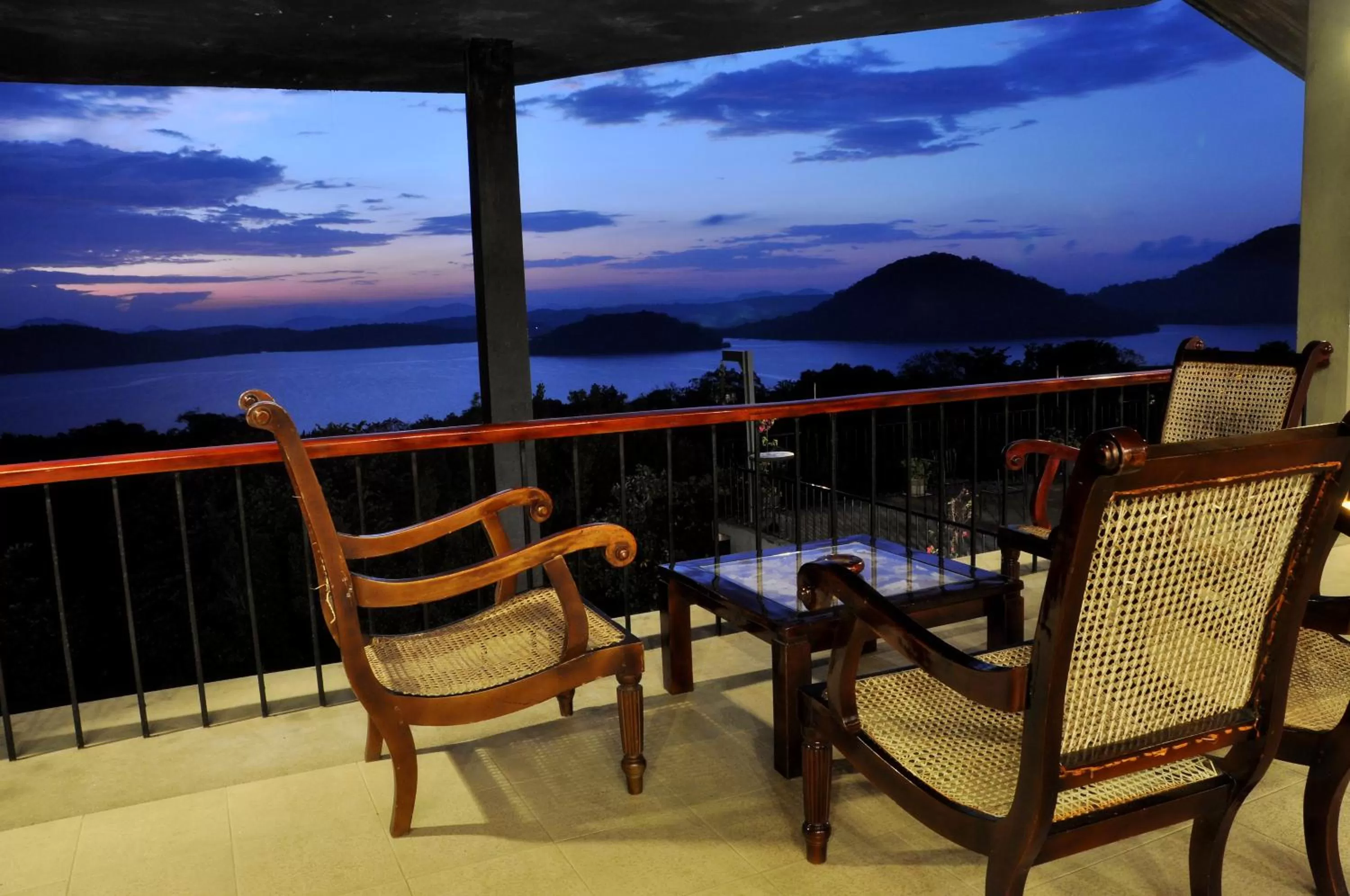 Lounge or bar in Giritale Hotel