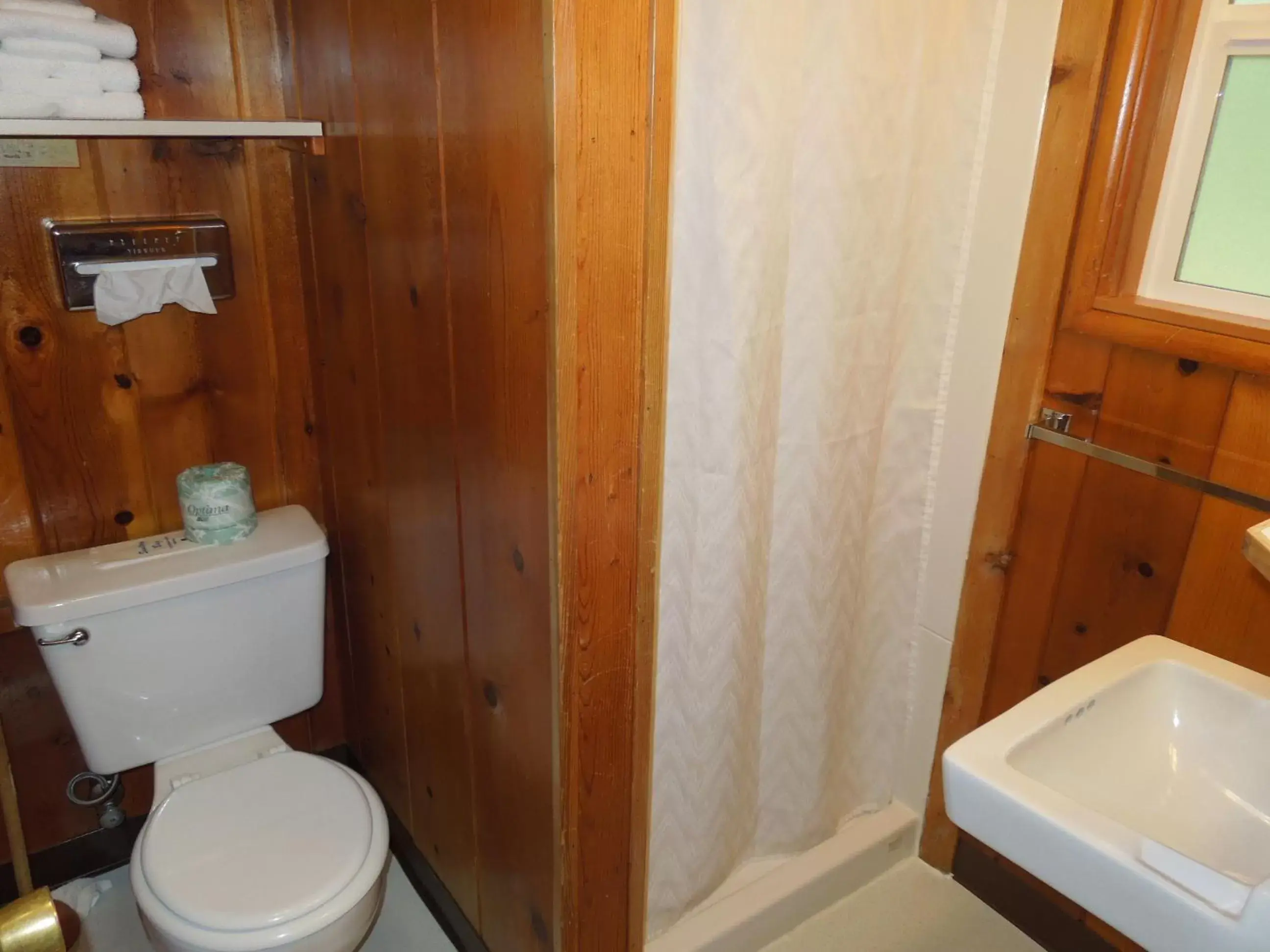 Bathroom in Park Motel and Cabins
