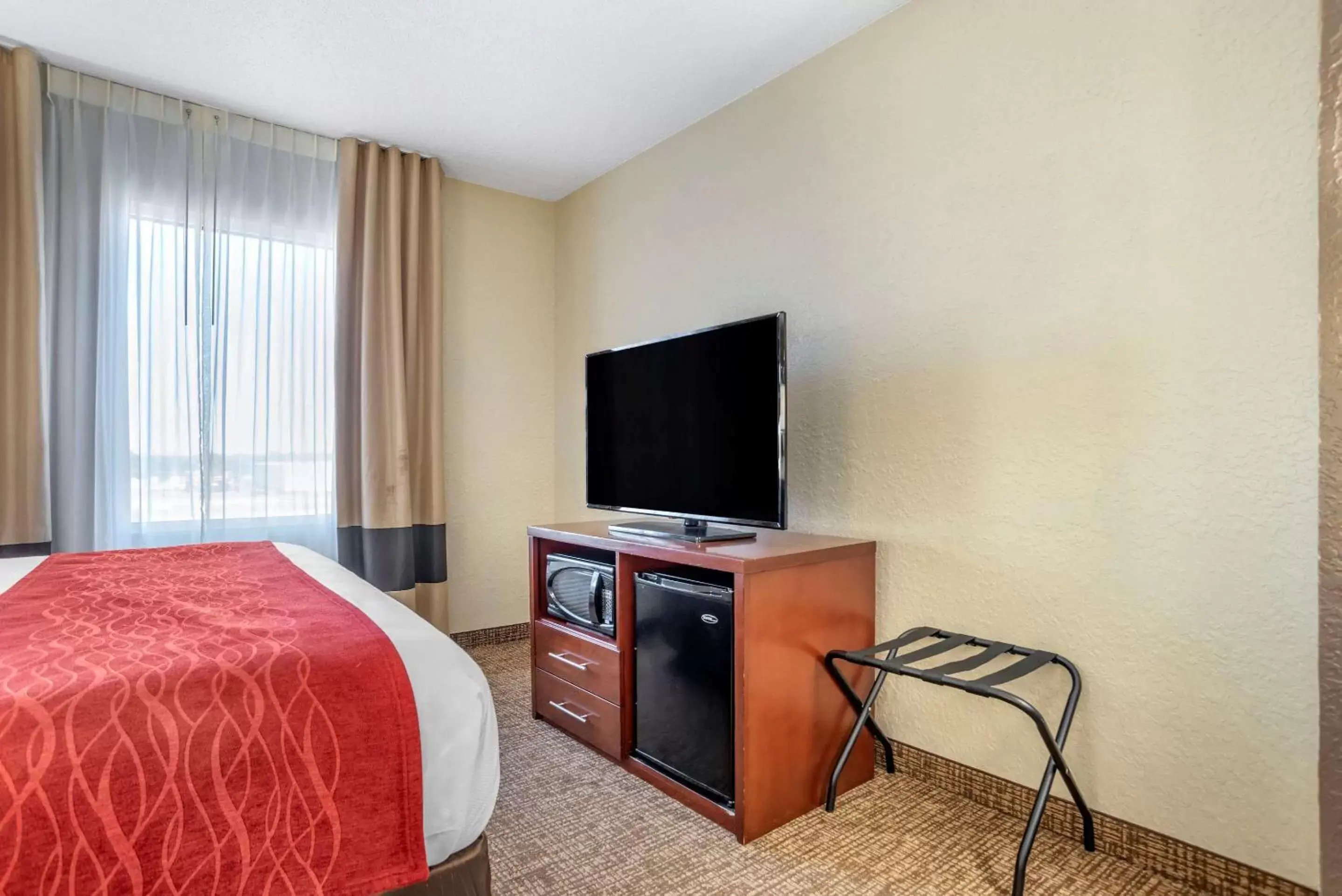 Bedroom, TV/Entertainment Center in Comfort Inn & Suites Marianna I-10