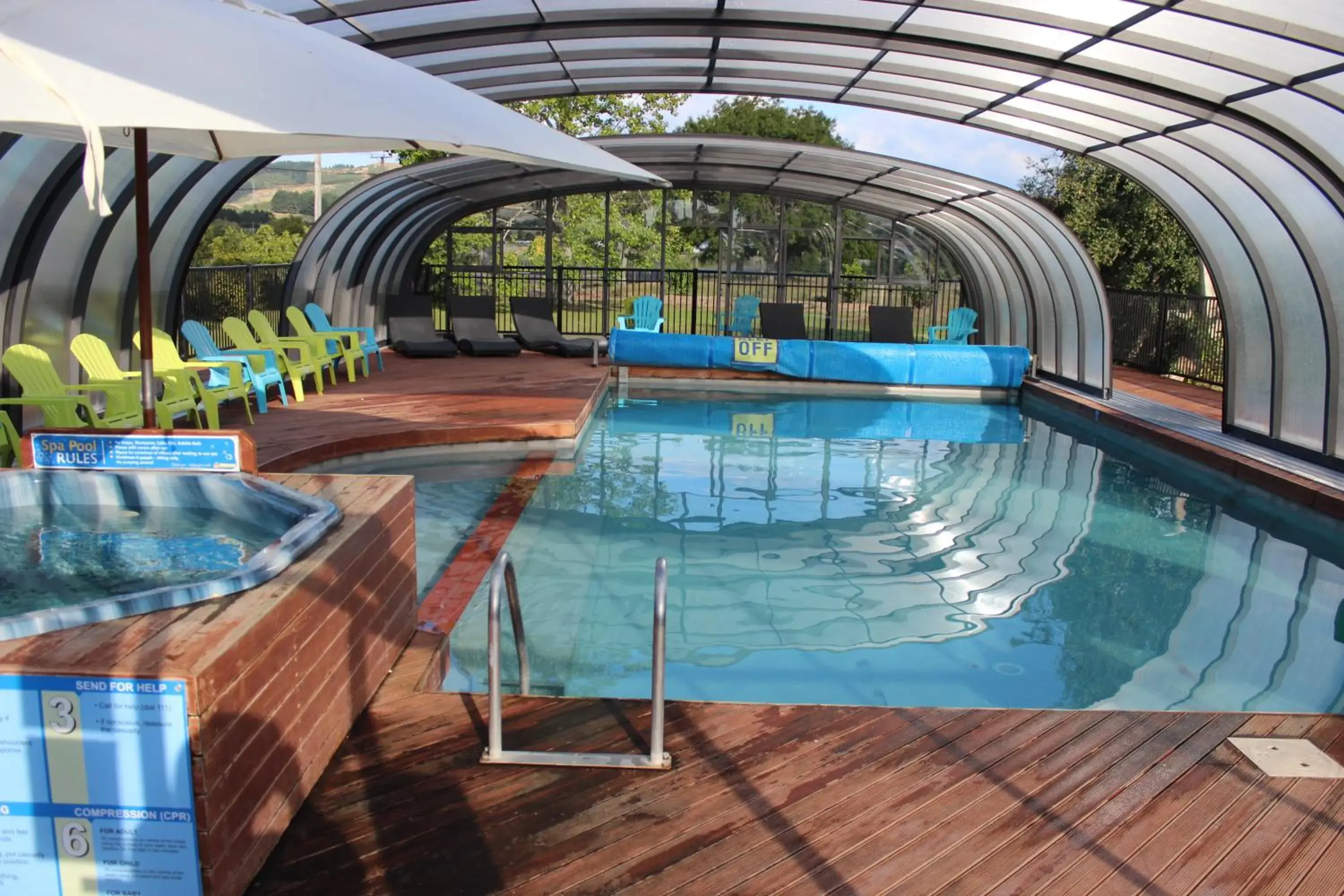 Swimming Pool in All Seasons Holiday Park Hotel