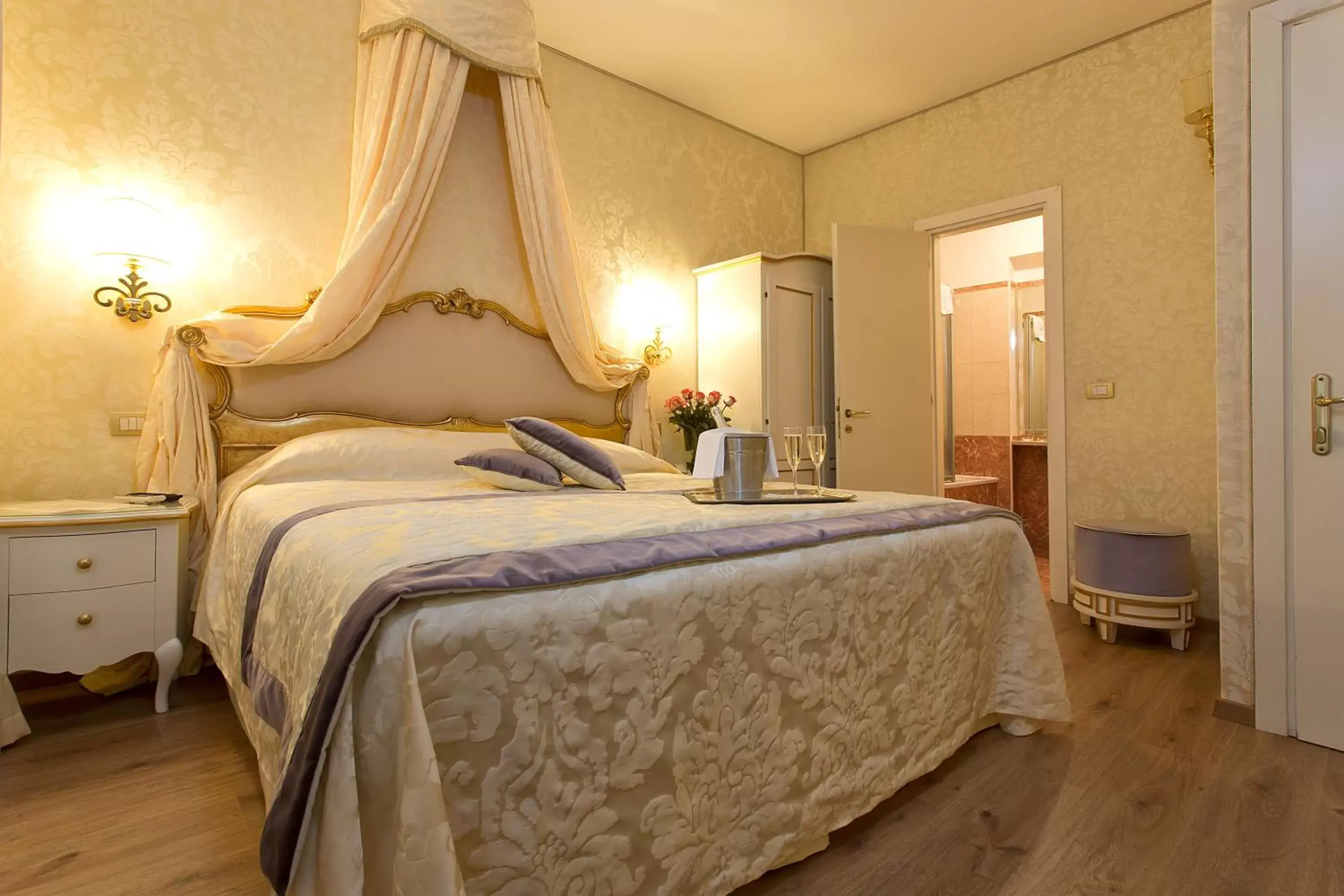 Photo of the whole room, Bed in Residenza Goldoni