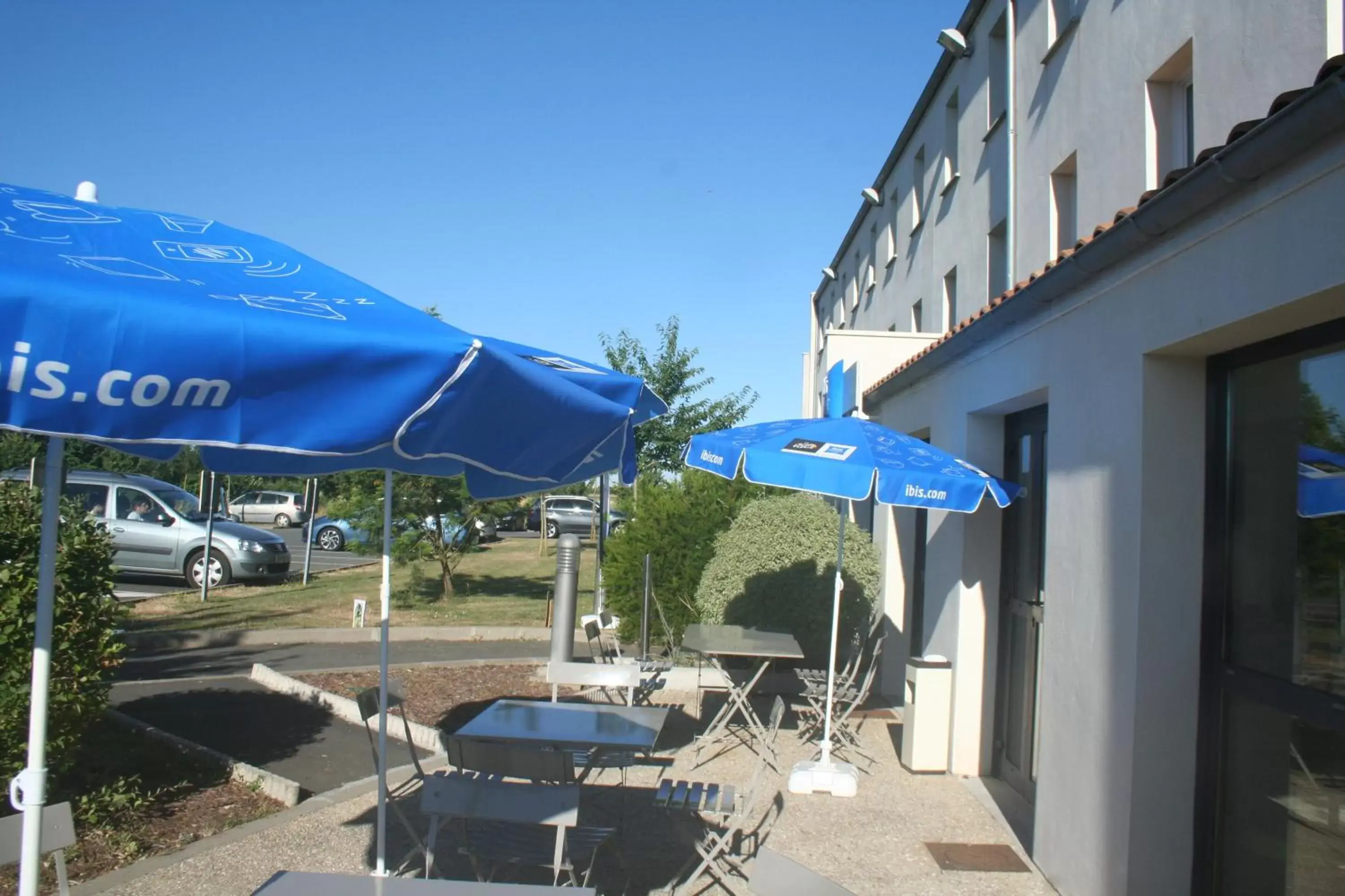 Patio in ibis budget Niort - La Crèche