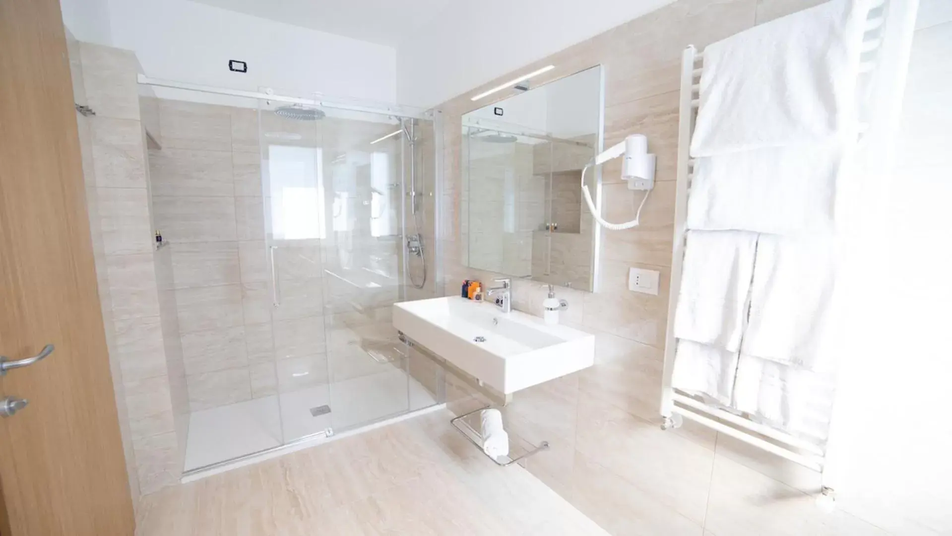 Shower, Bathroom in Principe Alogna Hotel & SPA