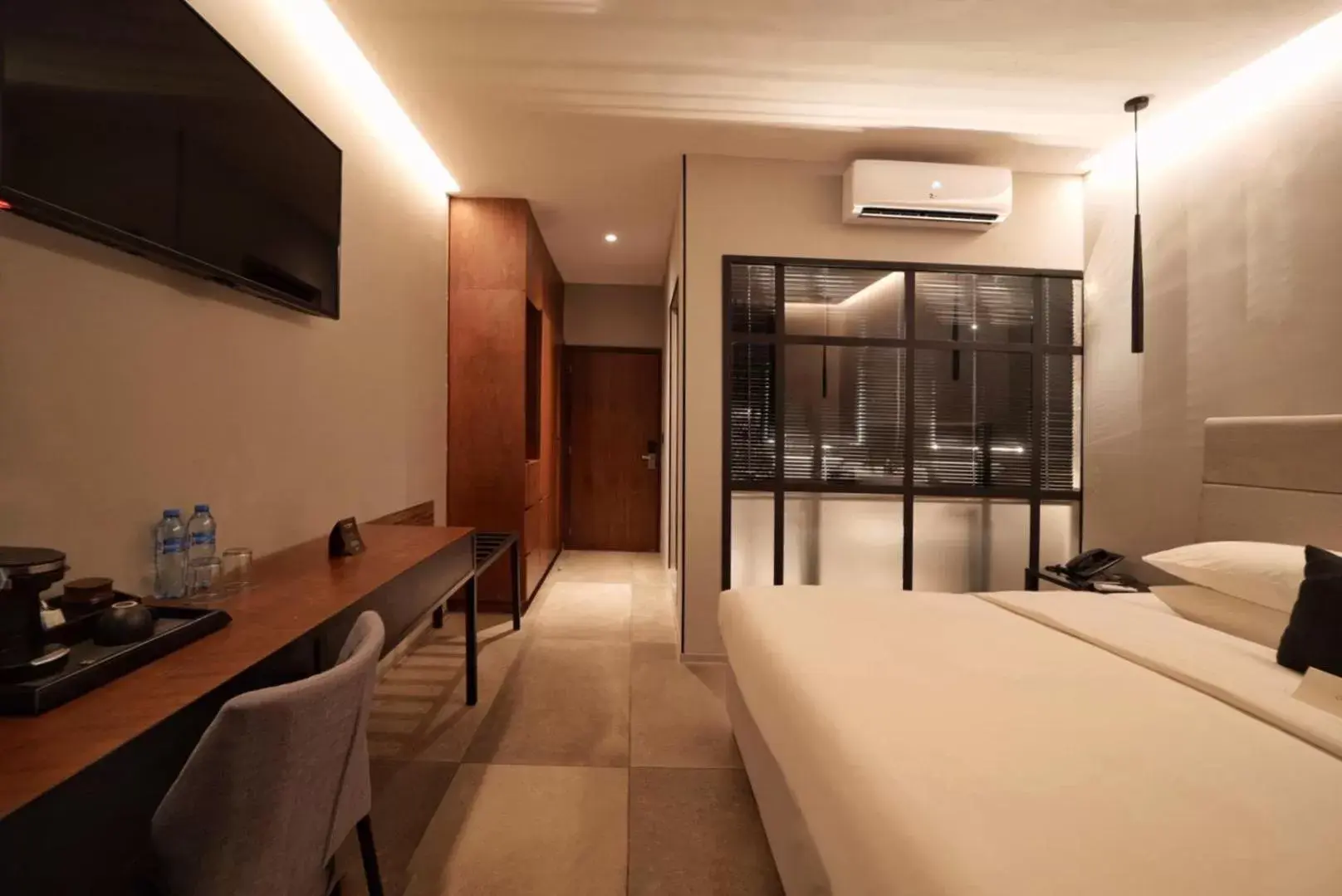 Bed, TV/Entertainment Center in Ontico Urban Design Hotel