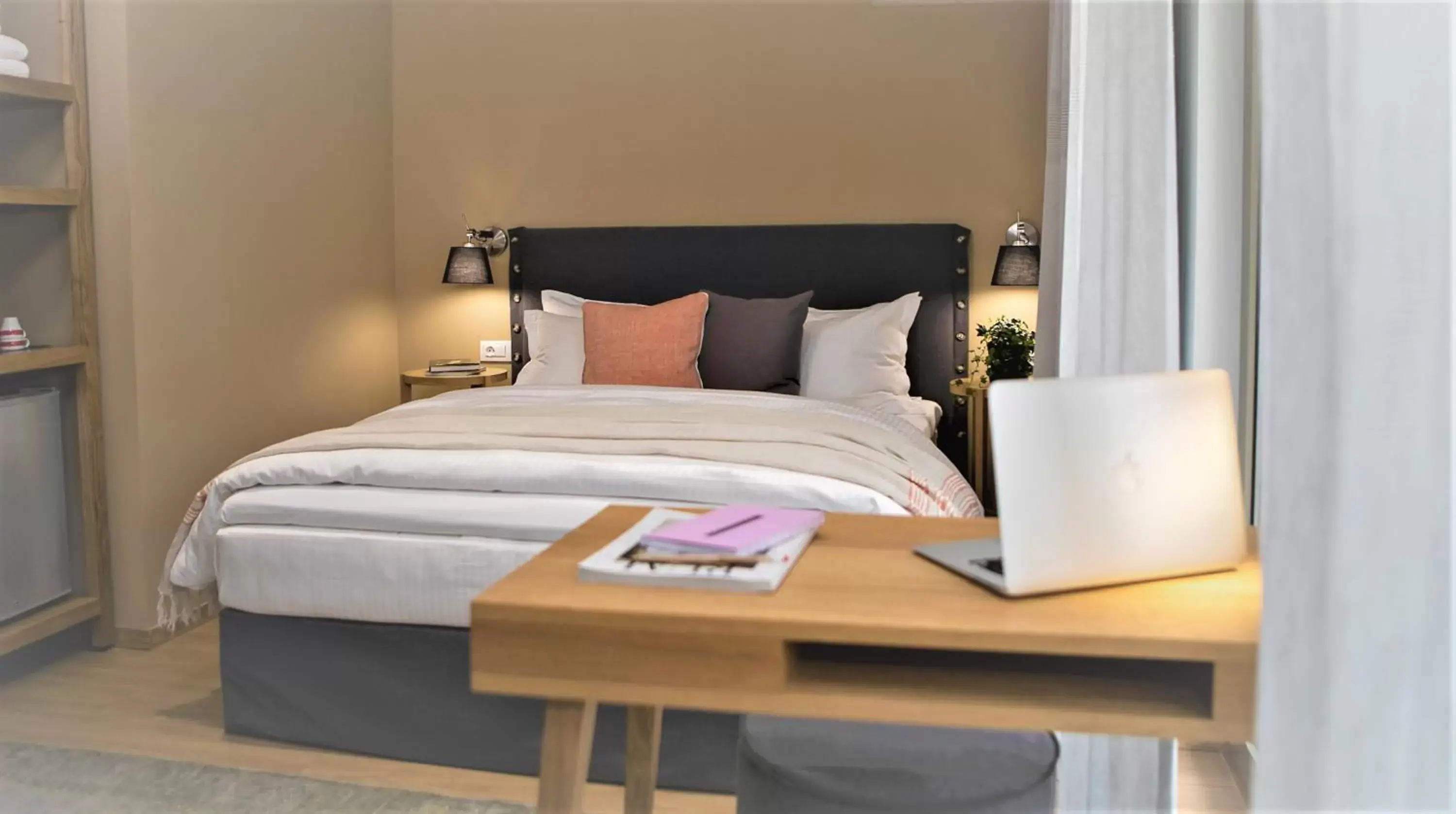Bedroom, Bed in Mirivili Rooms & Suites