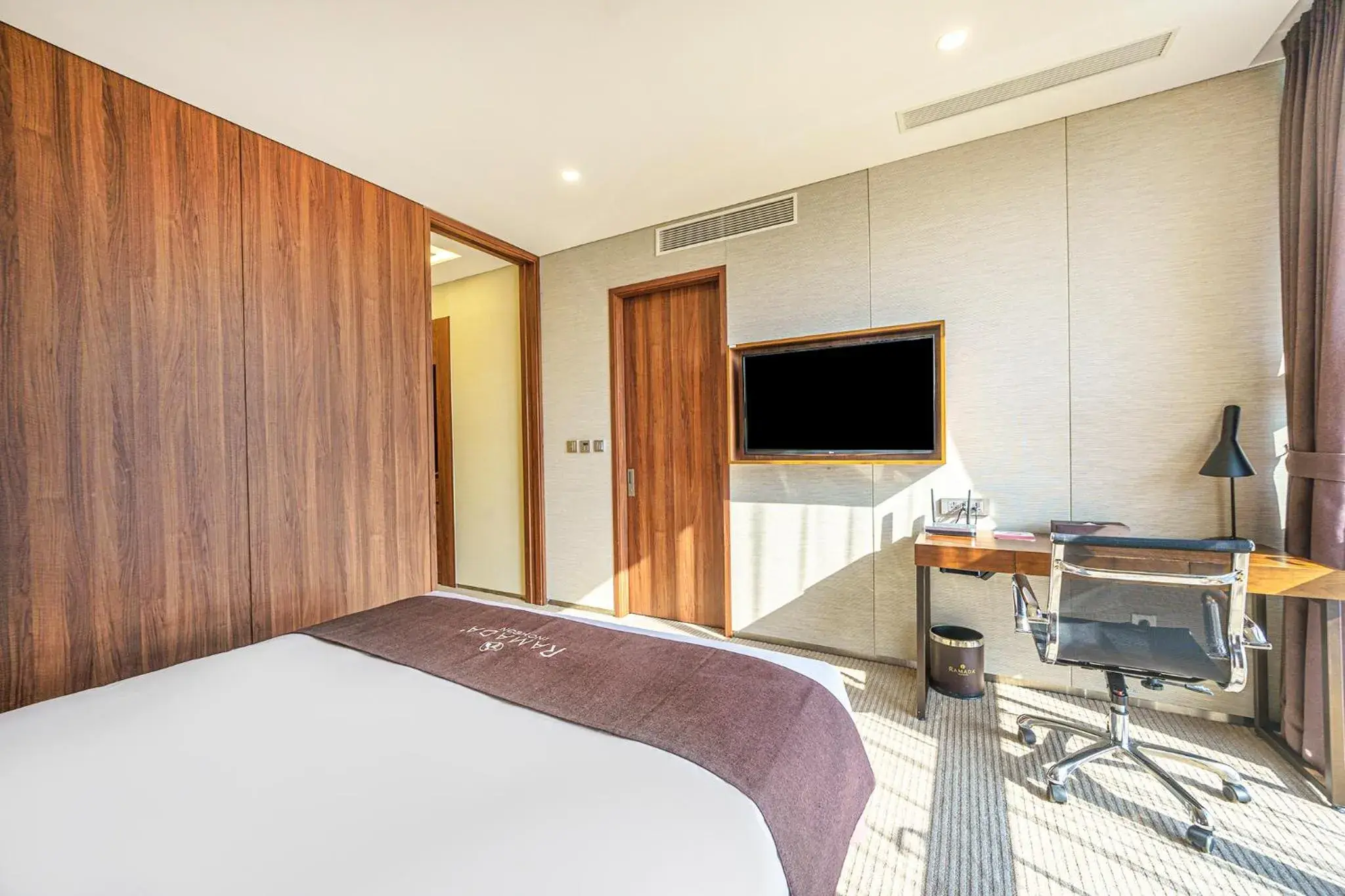 Bedroom, TV/Entertainment Center in Ramada by Wyndham Incheon