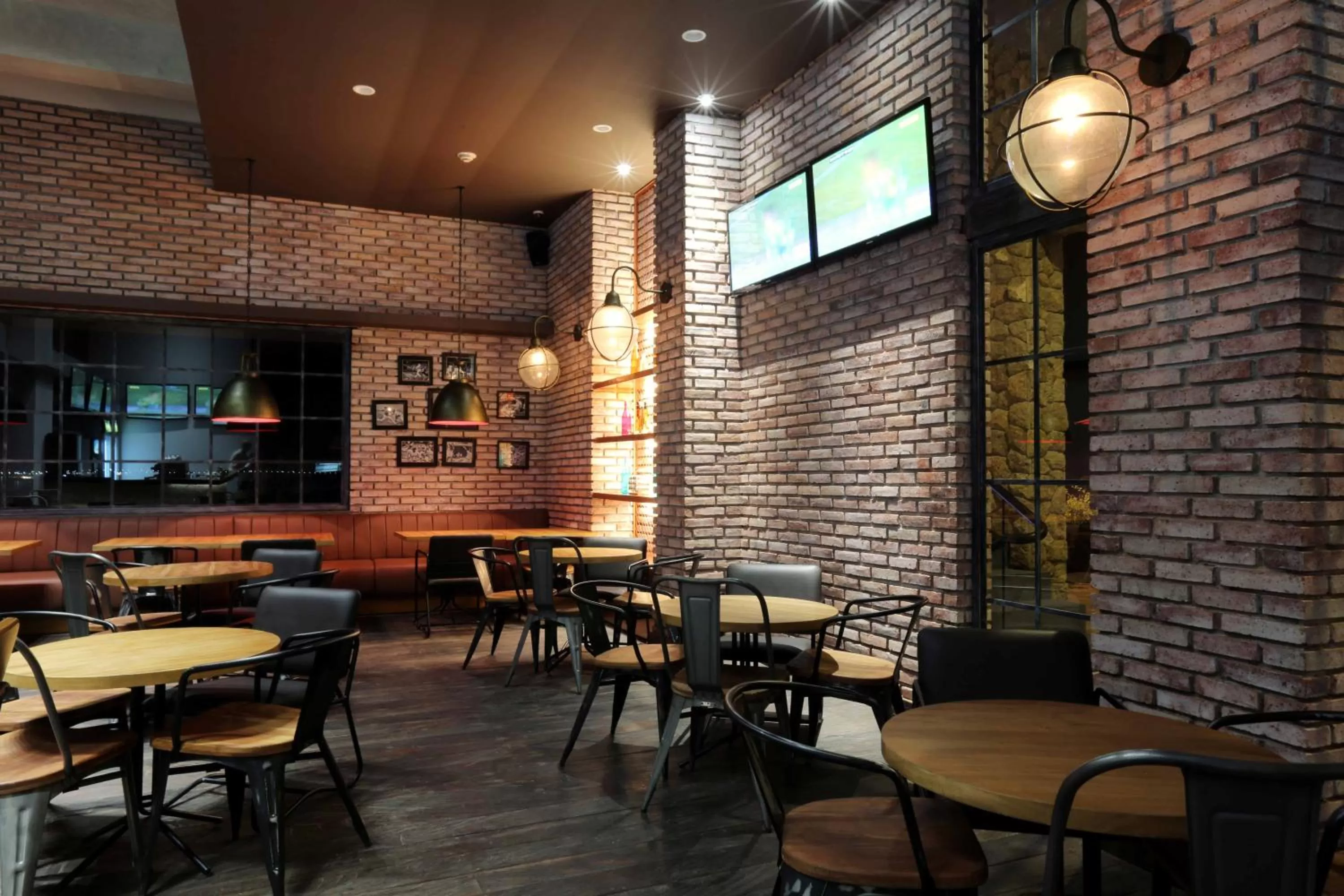 Restaurant/places to eat in Mahogany Hotel