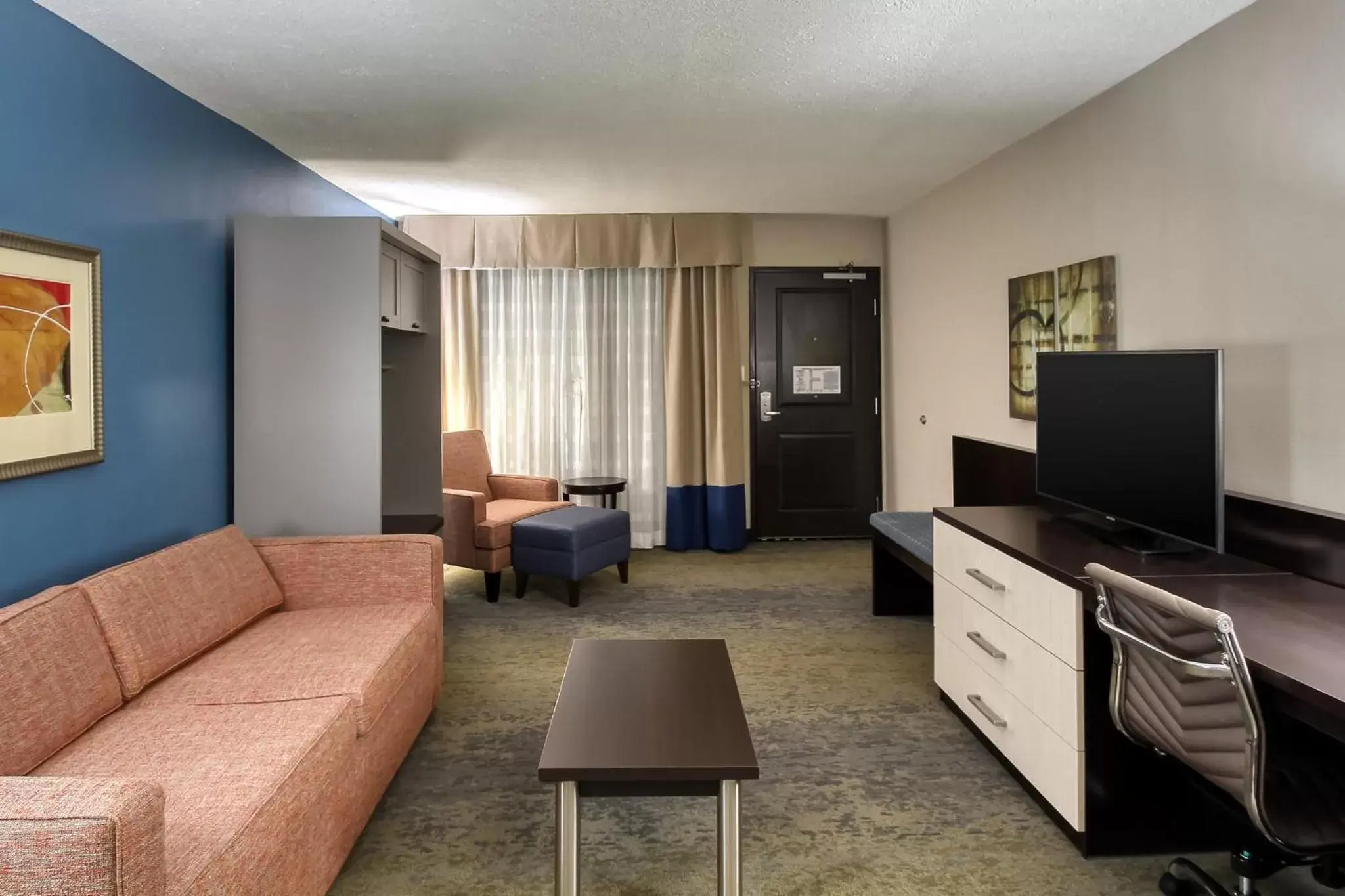 Photo of the whole room, Seating Area in Holiday Inn & Suites Atlanta Airport North, an IHG Hotel