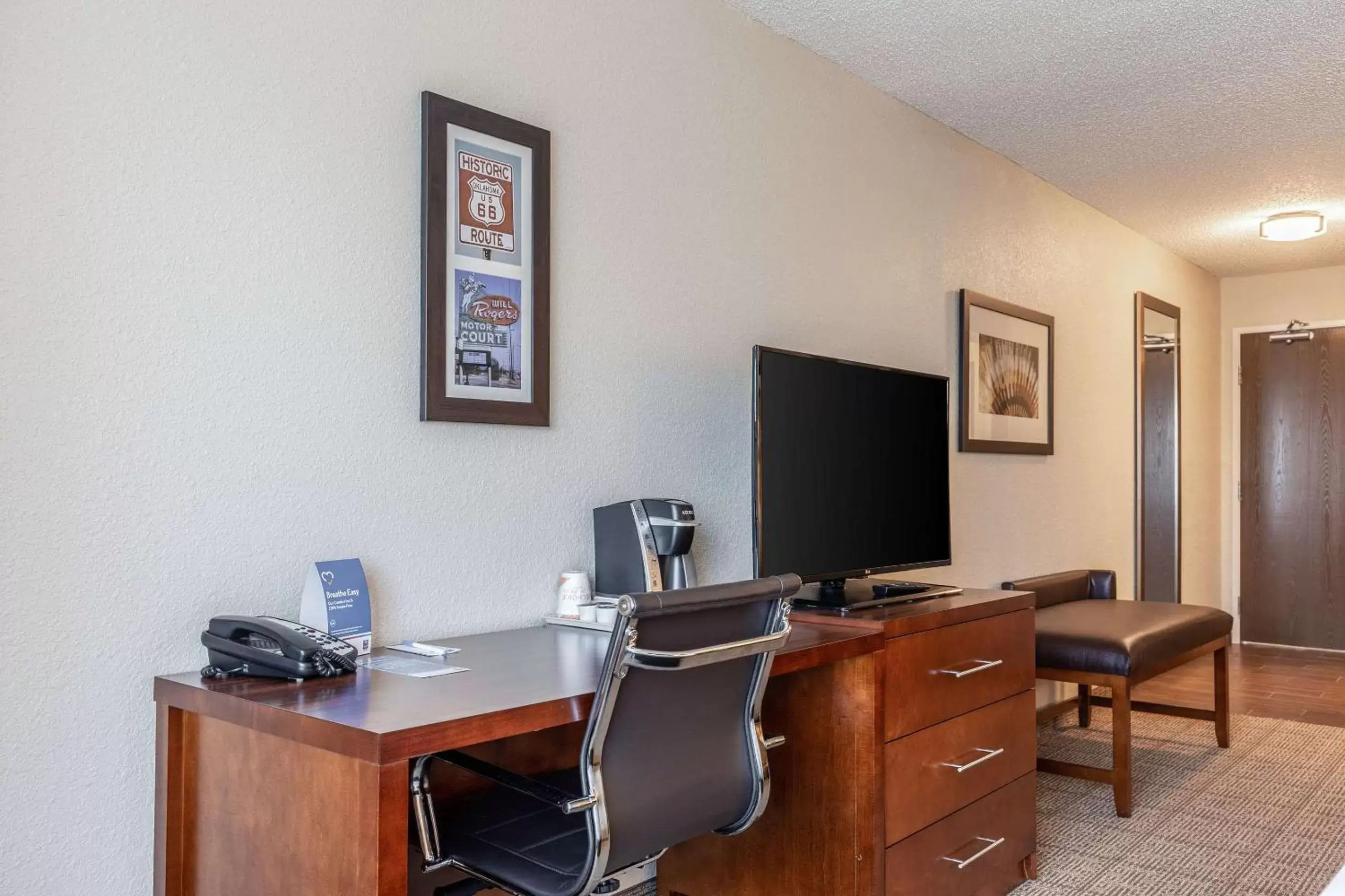 Photo of the whole room, TV/Entertainment Center in Comfort Inn South Tulsa - Woodland Hills