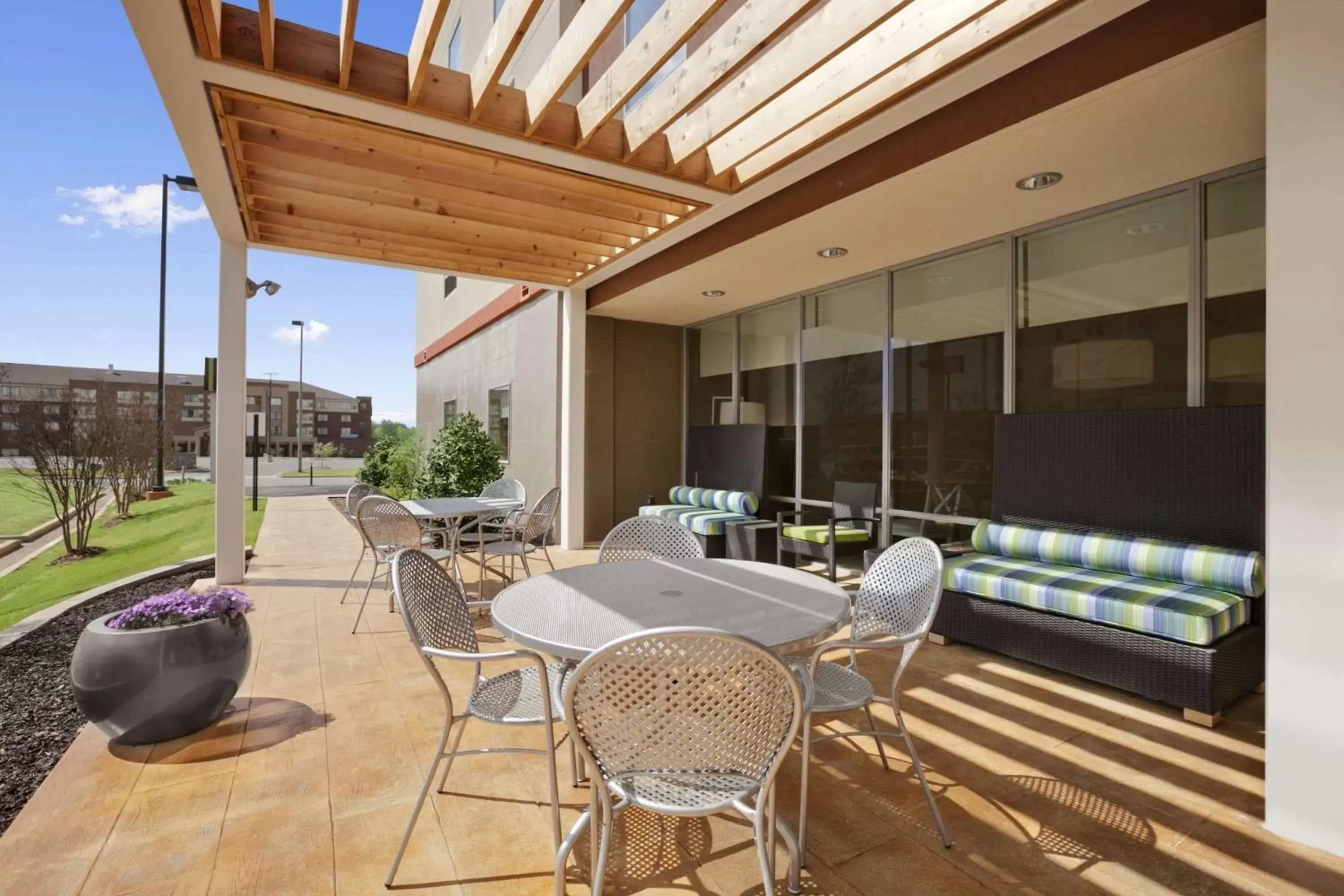 Patio in Home2 Suites by Hilton - Oxford