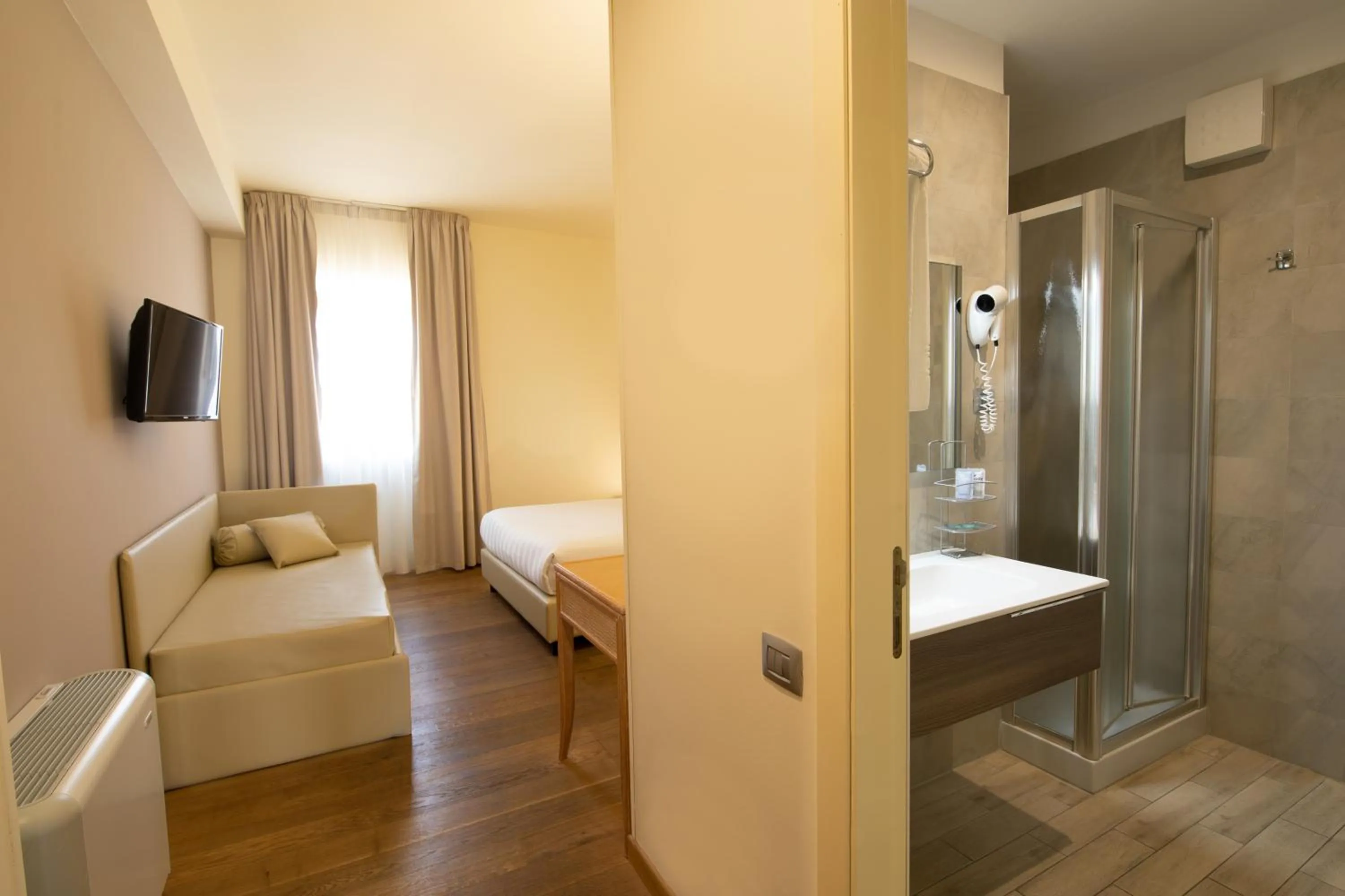 Photo of the whole room in Hotel Enzo