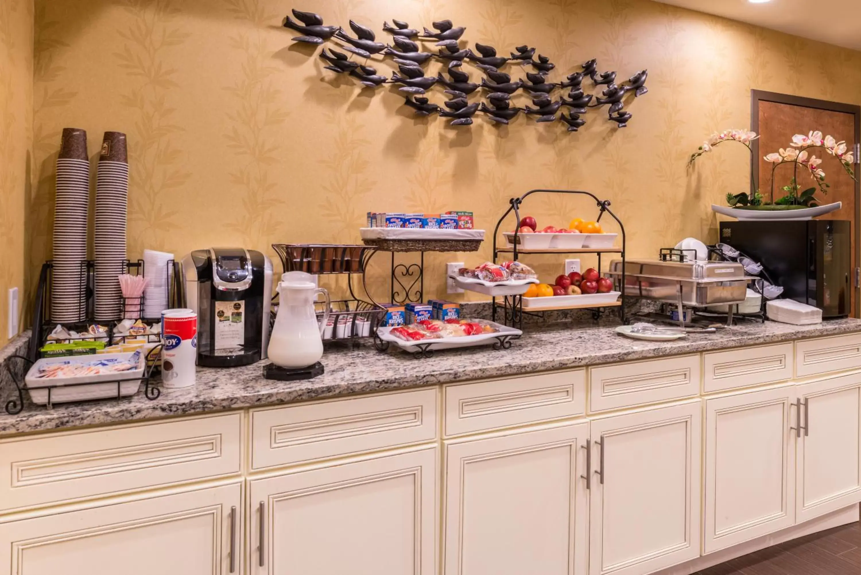 Restaurant/places to eat in Inn of The Dove Romantic Luxury & Business Suites Restaurant/places to eat in Inn of The Dove Romantic Luxury & Business Suites