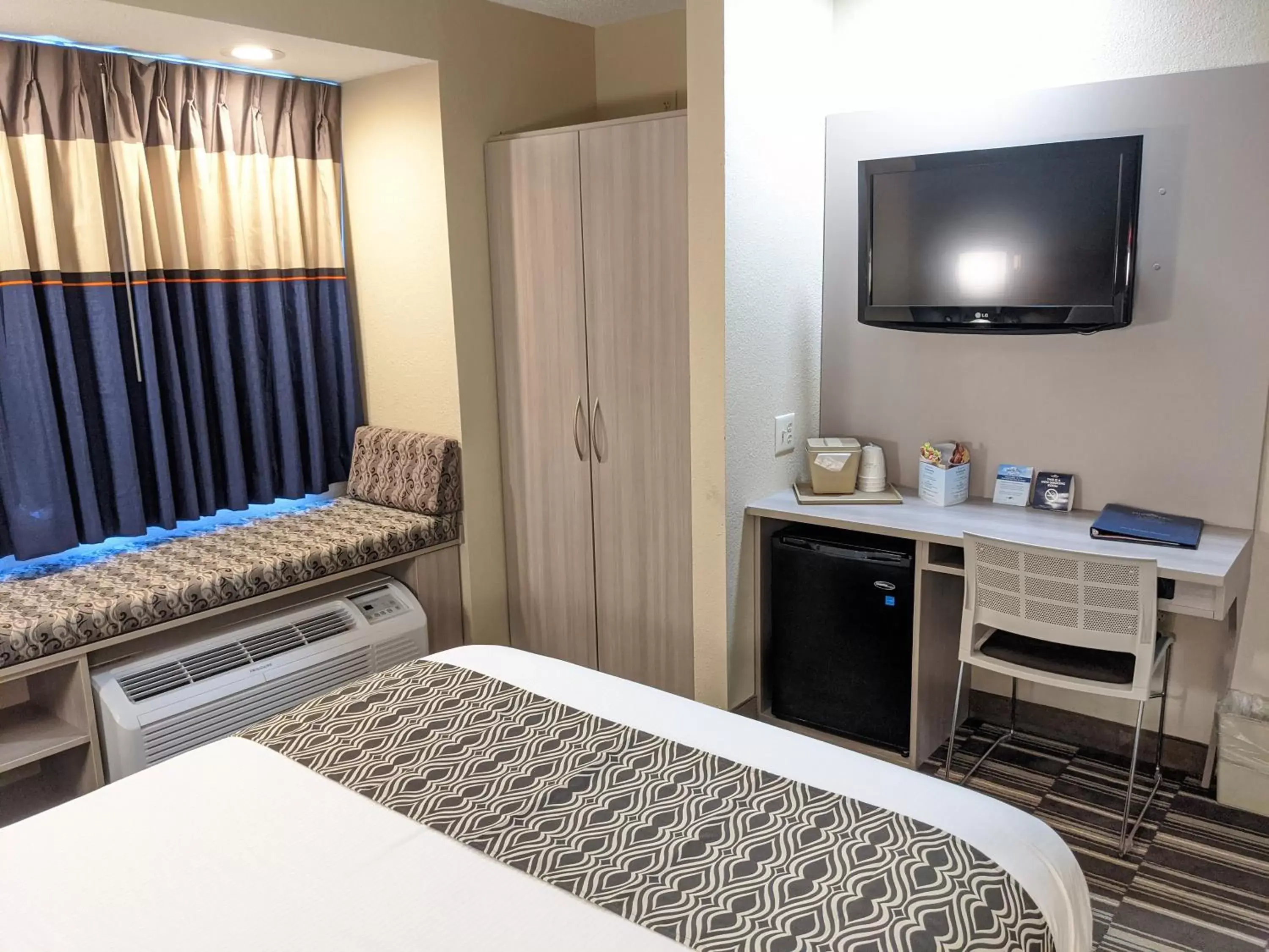 Bed, TV/Entertainment Center in Microtel Inn Georgetown - Lexington North