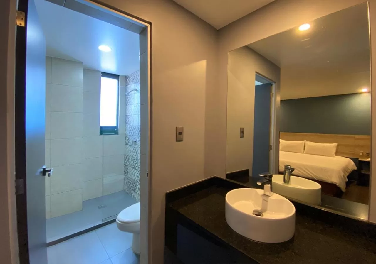 Bathroom, Bed in Hotel Estrella de Oriente