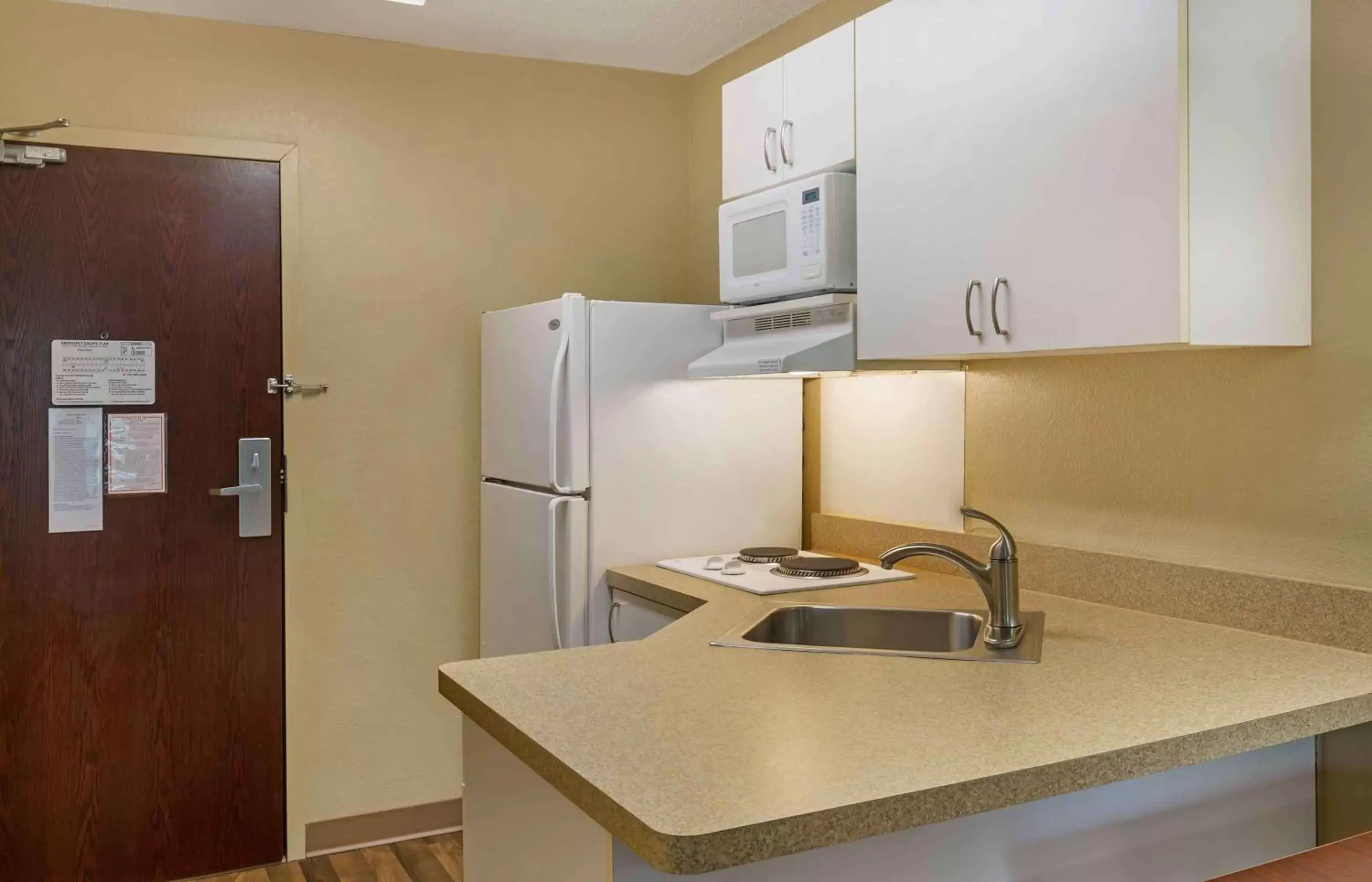 Bedroom, Kitchen/Kitchenette in Extended Stay America Suites - Nashua - Manchester