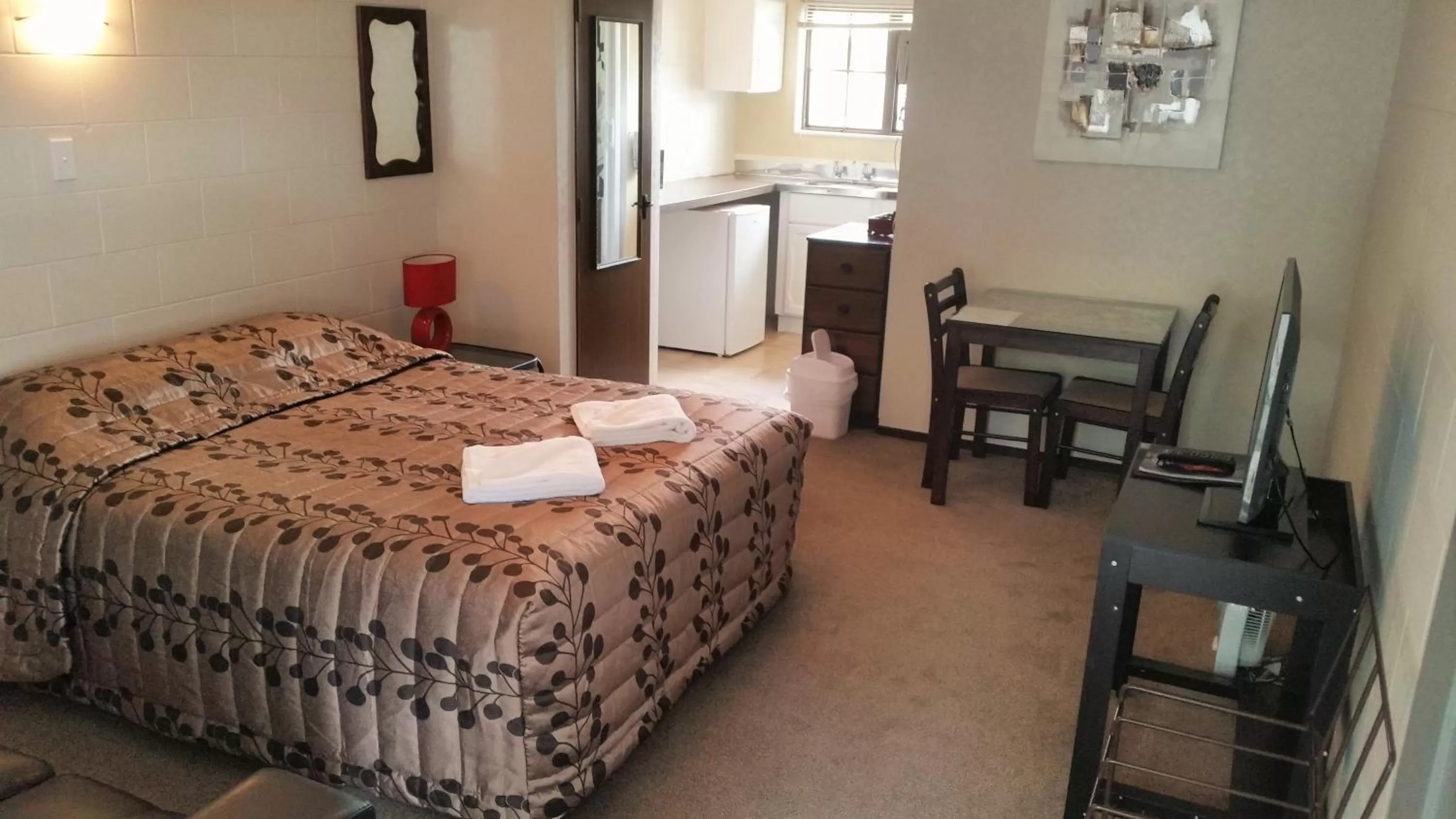 Photo of the whole room, Bed in Stonehaven Motel