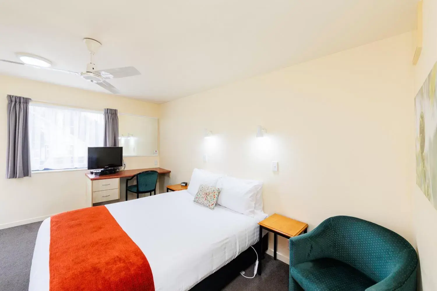 Photo of the whole room, Bed in Bella Vista Motel Palmerston North