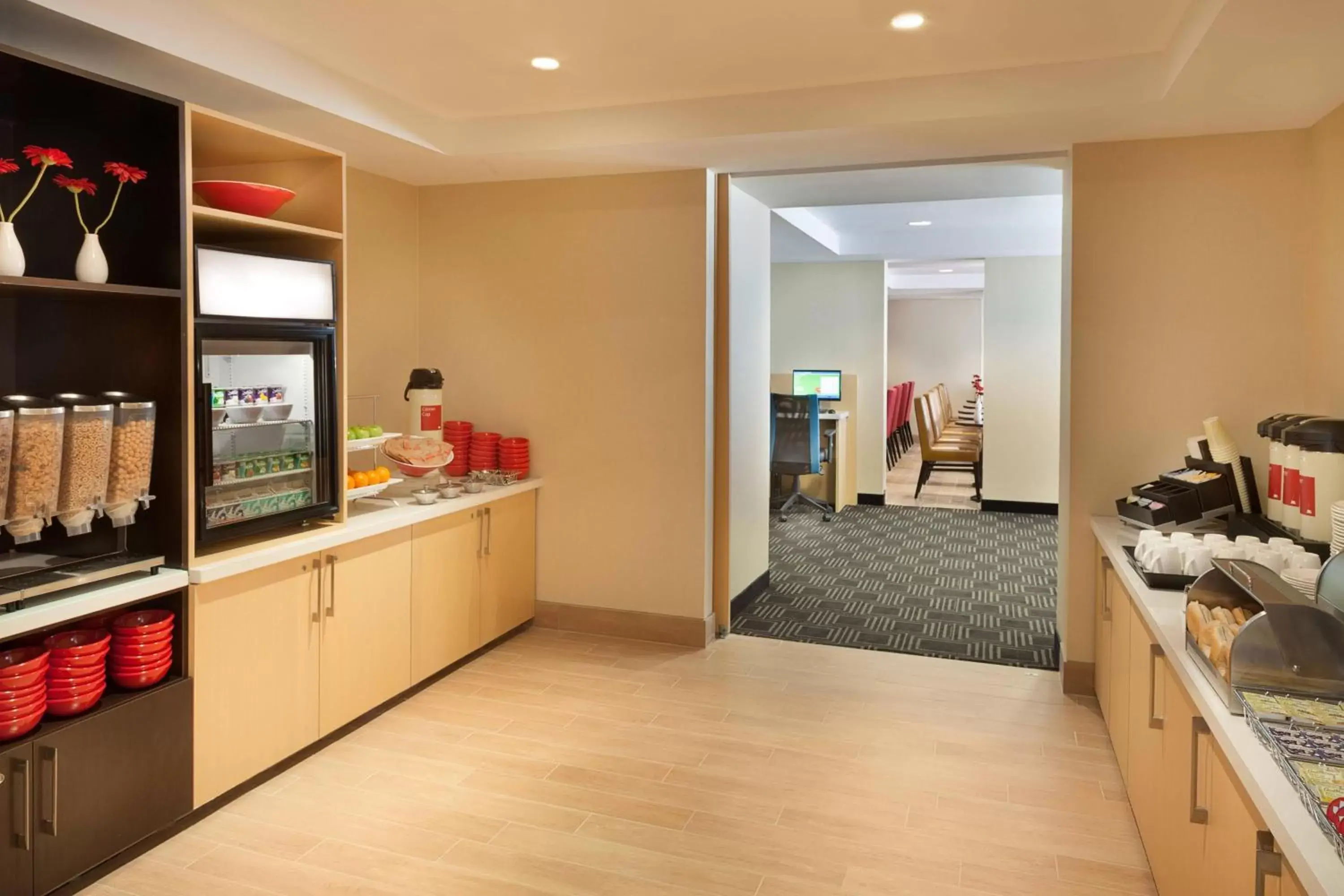 Breakfast, Kitchen/Kitchenette in TownePlace Suites by Marriott Toronto Northeast/Markham
