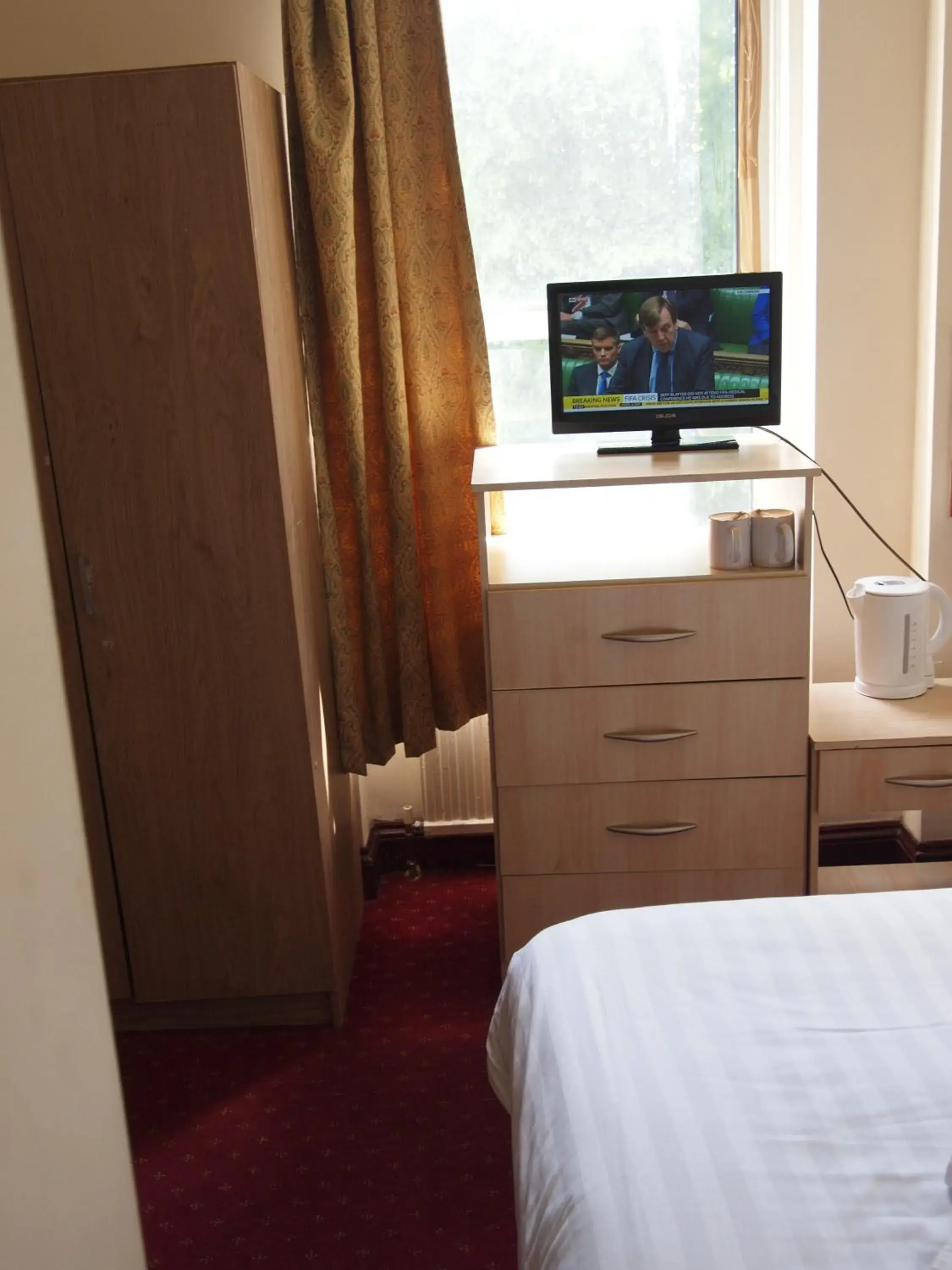 Bedroom, TV/Entertainment Center in Hotel Olympia
