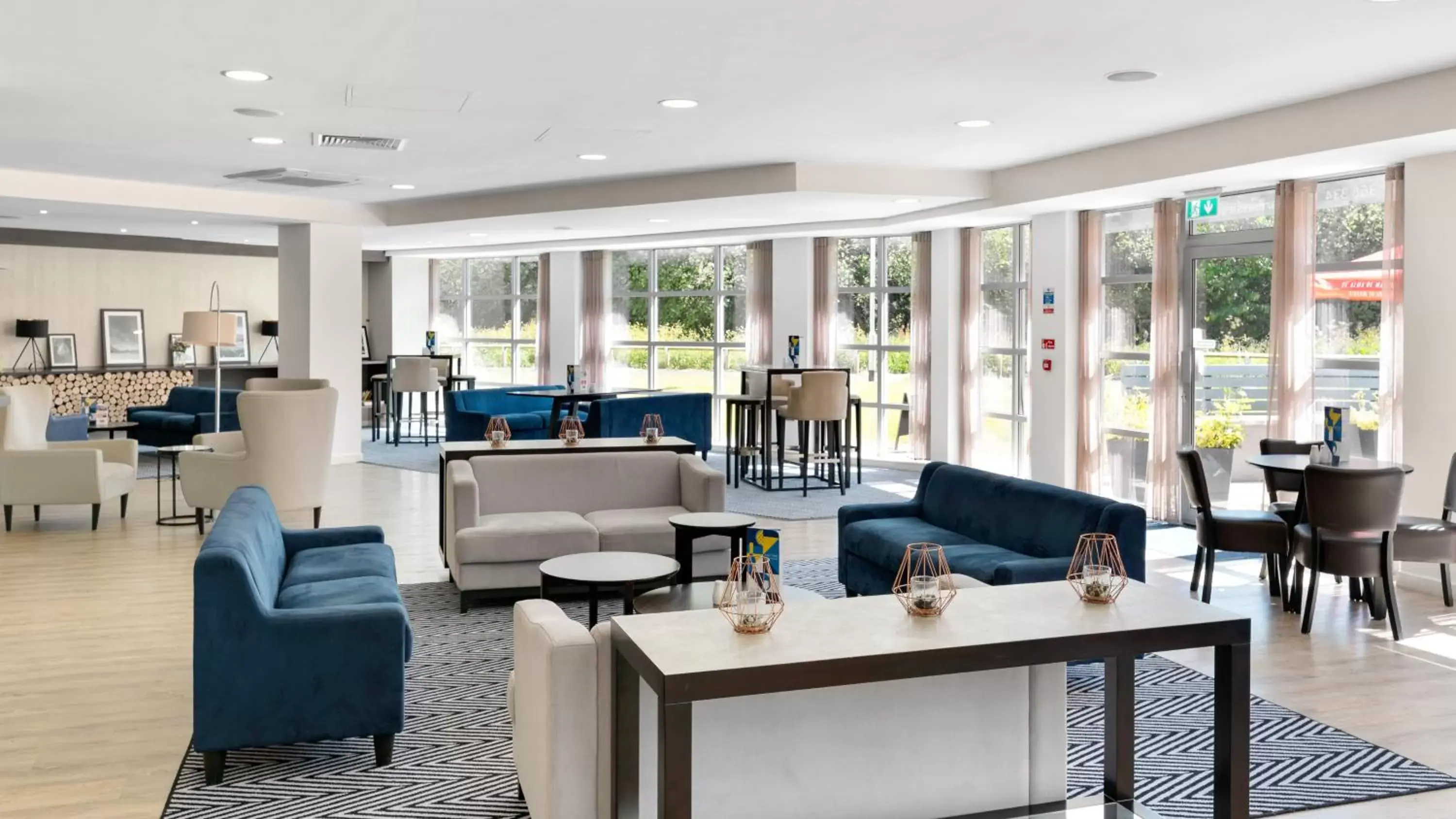 Lounge or bar in Holiday Inn Express Leigh - Sports Village, an IHG Hotel