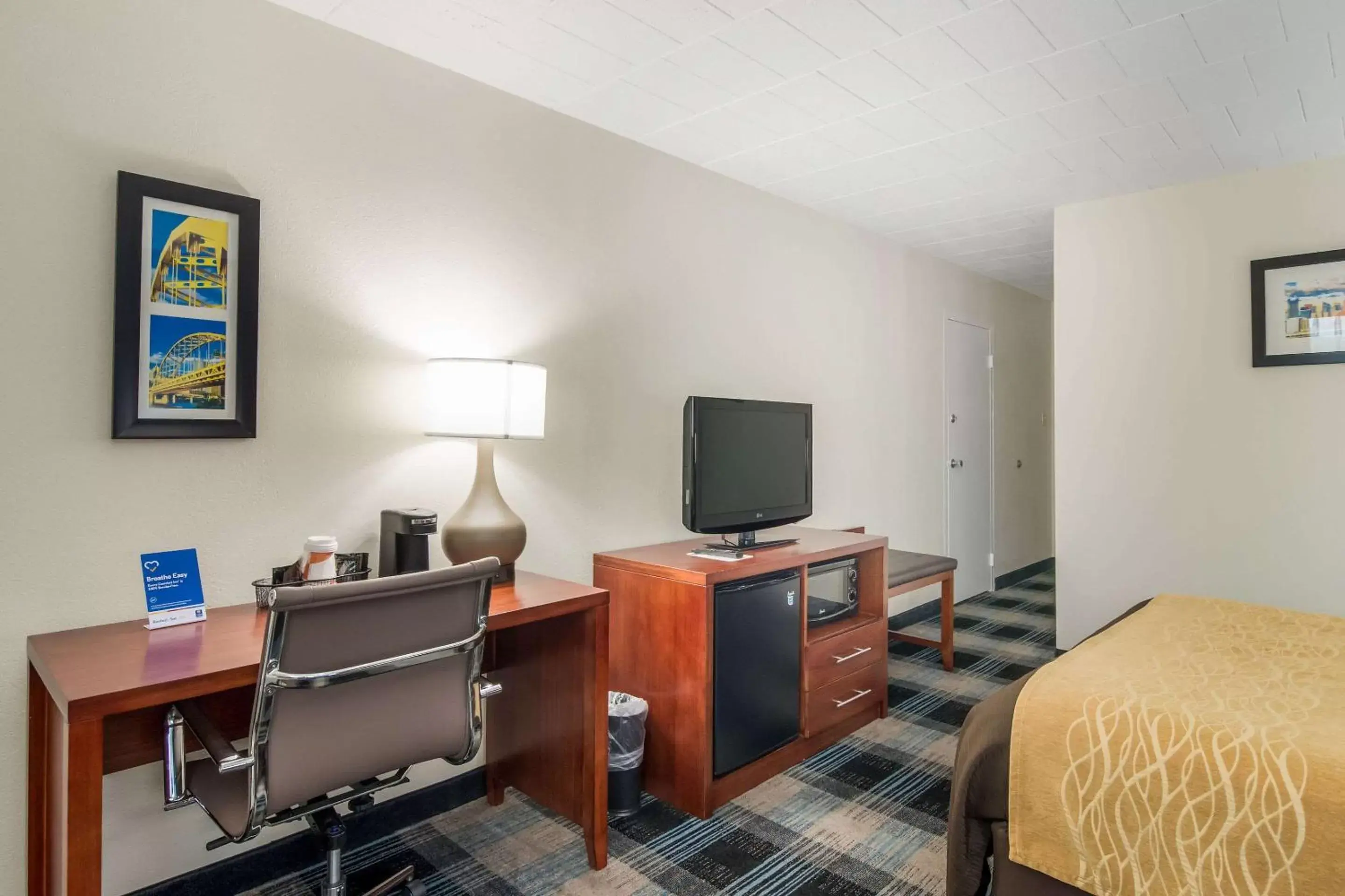 Photo of the whole room, TV/Entertainment Center in Comfort Inn and Suites Pittsburgh