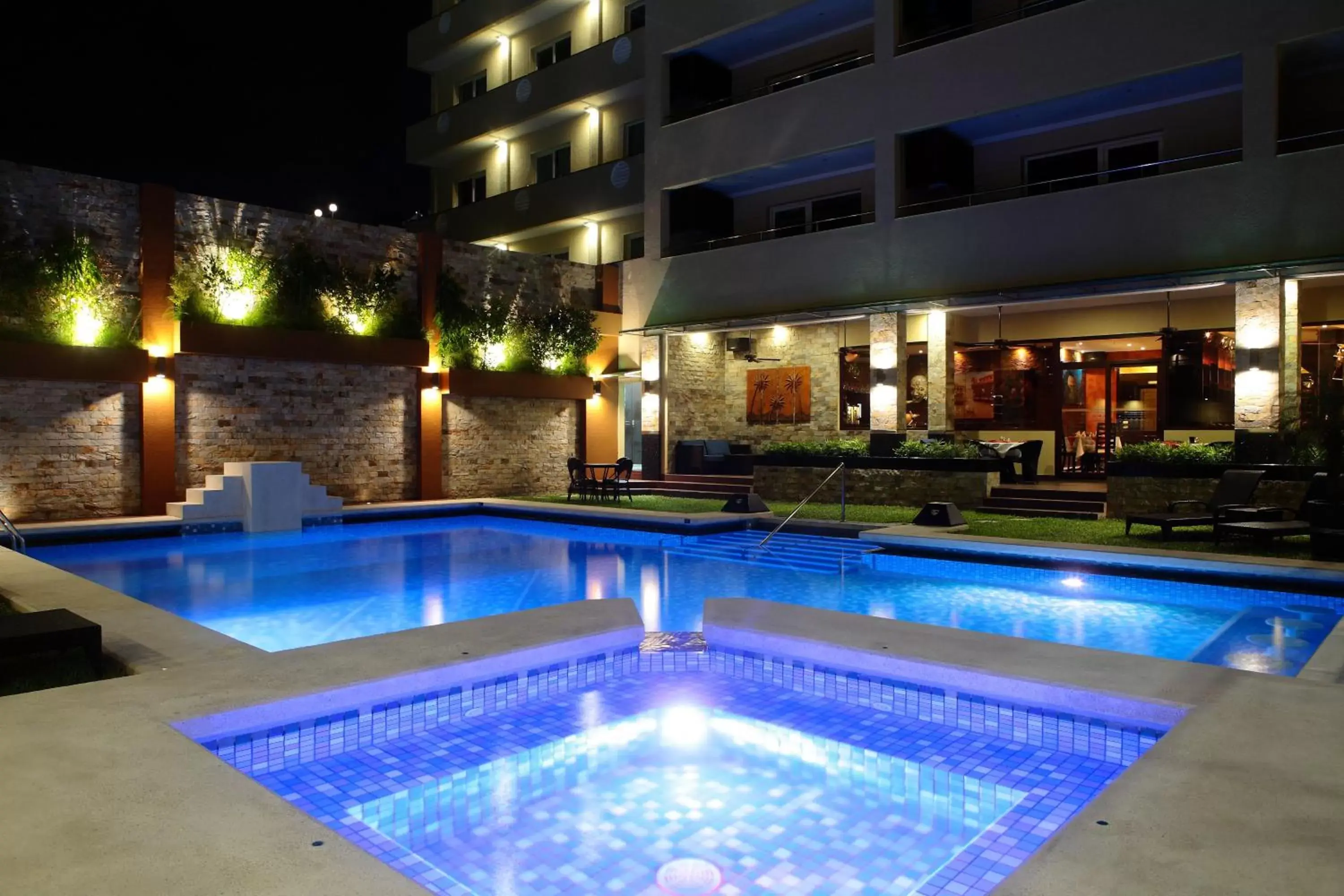 Swimming pool in Queens Hotel Angeles City Swimming pool in Queens Hotel Angeles City