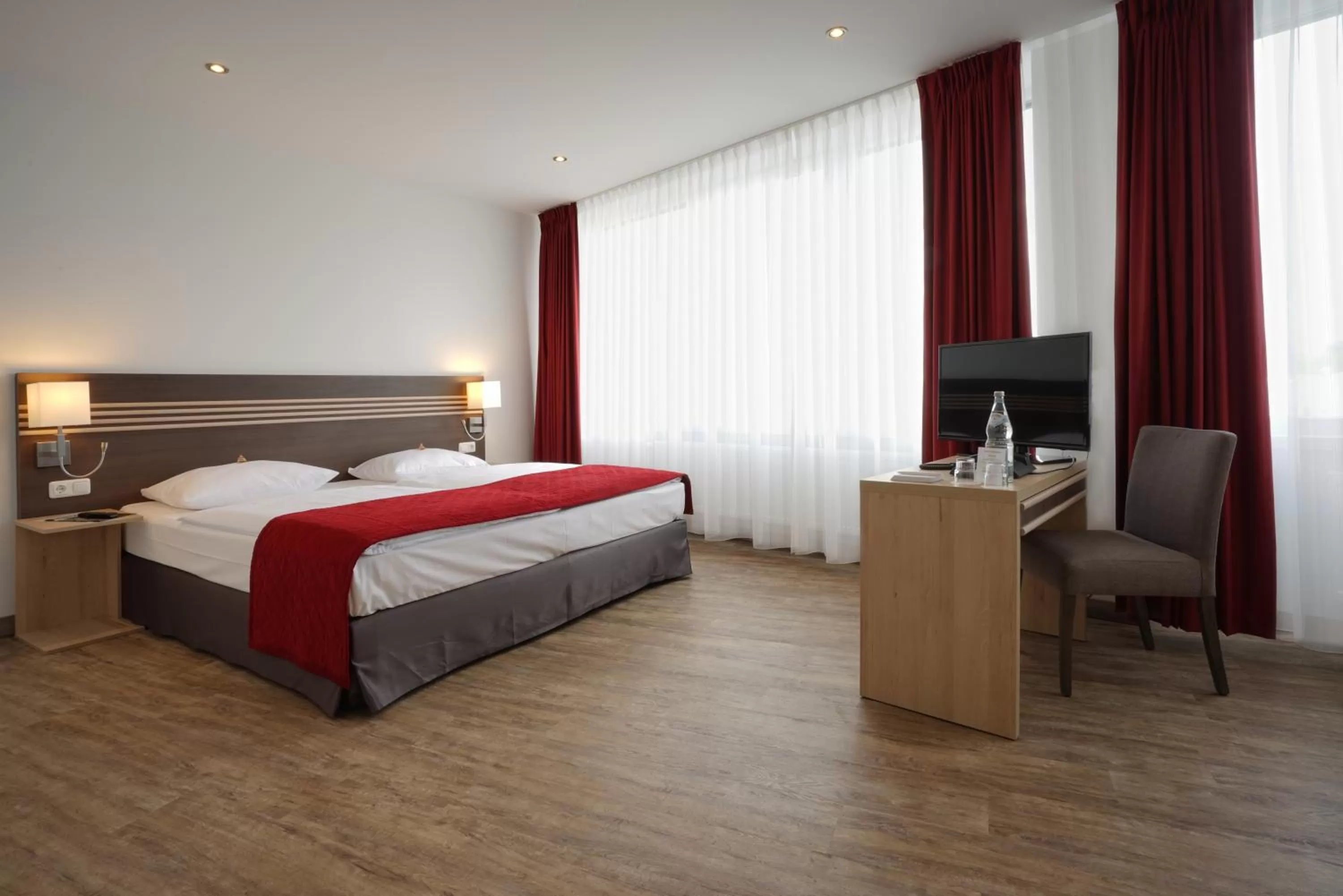 Photo of the whole room, Bed in Ruhr Inn Hotel