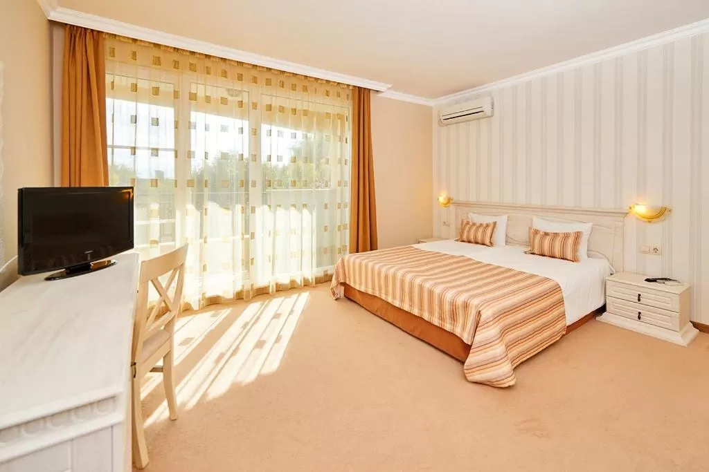 Photo of the whole room, Bed in Penelopa Palace Apart Hotel & SPA