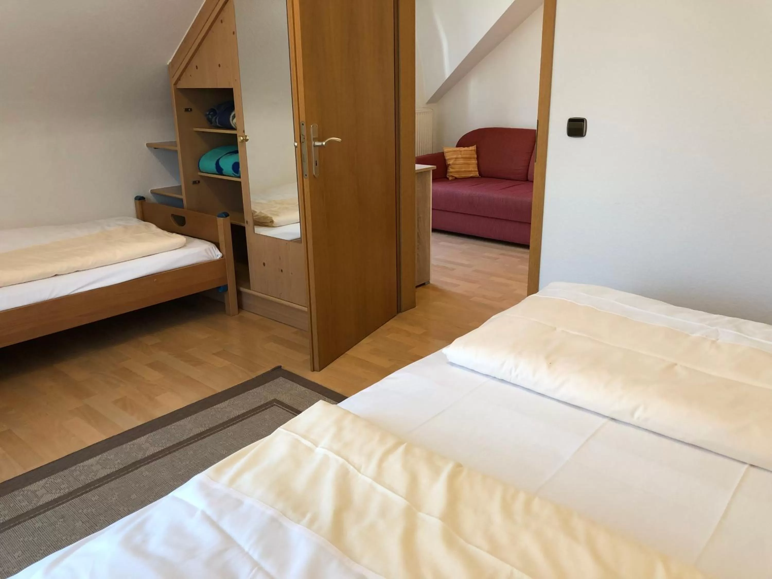 Bed in Hotel Rose Heidelberg inklusive Frühstück, Saunanutzung und Parkplätze nach Verfügbarkeit