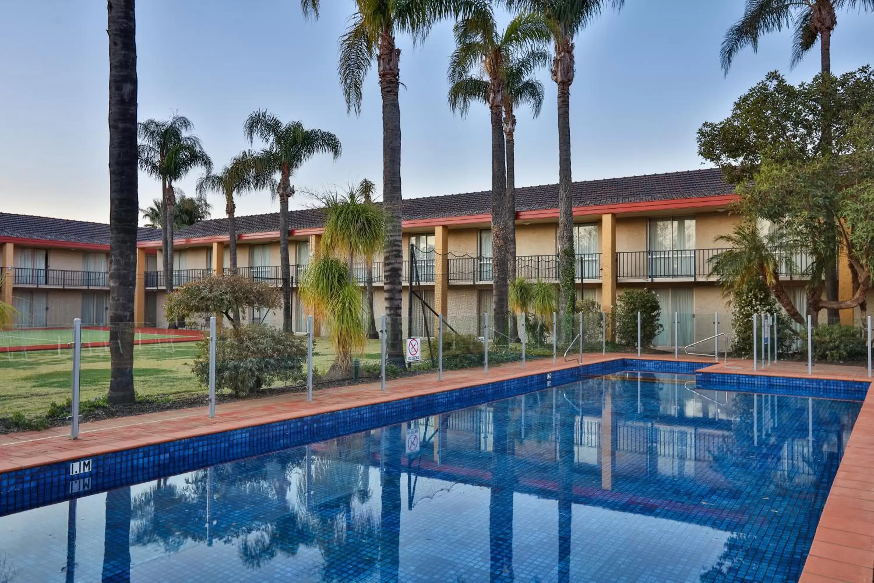 Swimming pool, Property Building in Mildura Inlander Resort