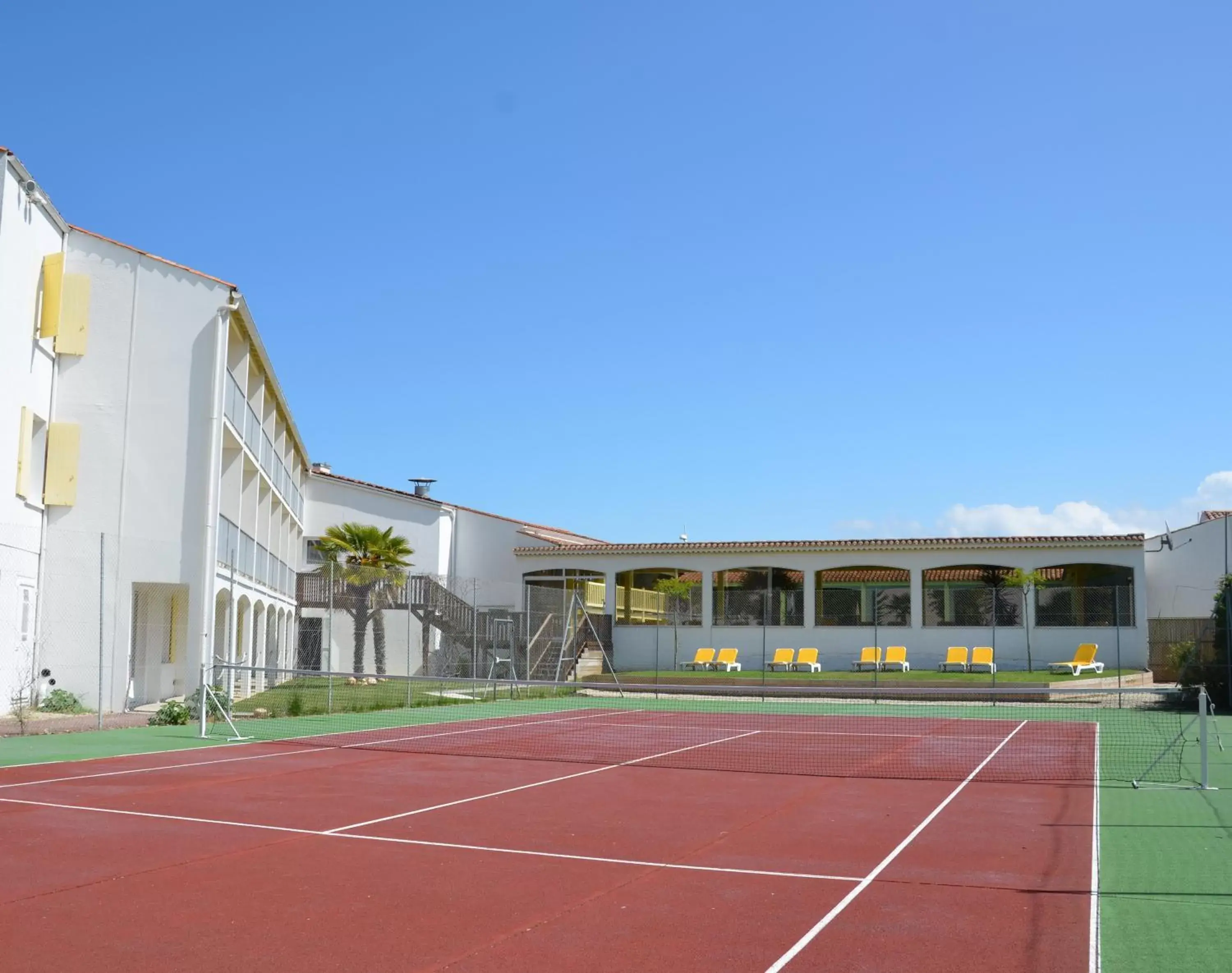 Facade/entrance, Tennis/Squash in Hotel et Spa Les Cleunes Oléron