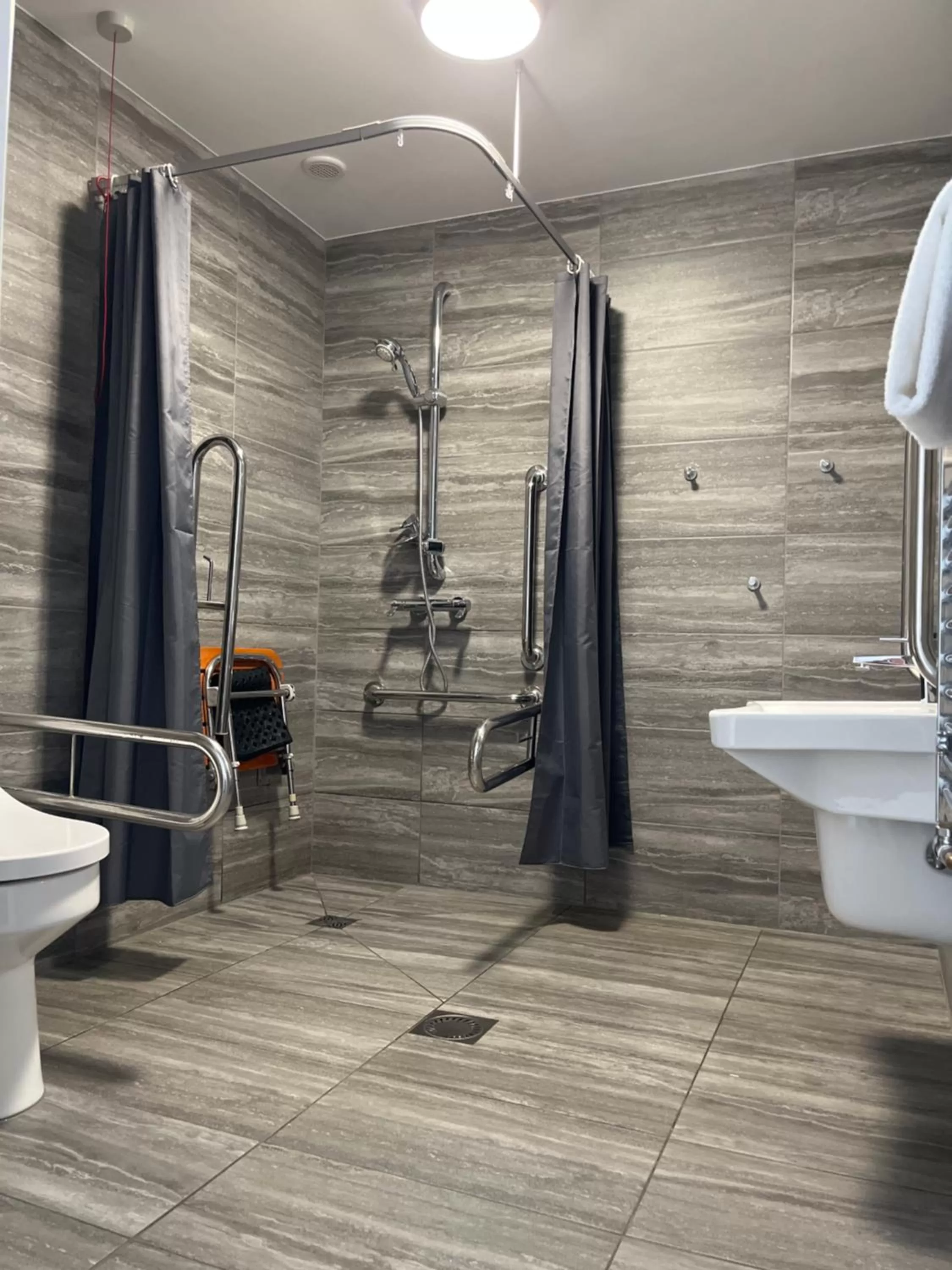 Bathroom in Kings Hotel