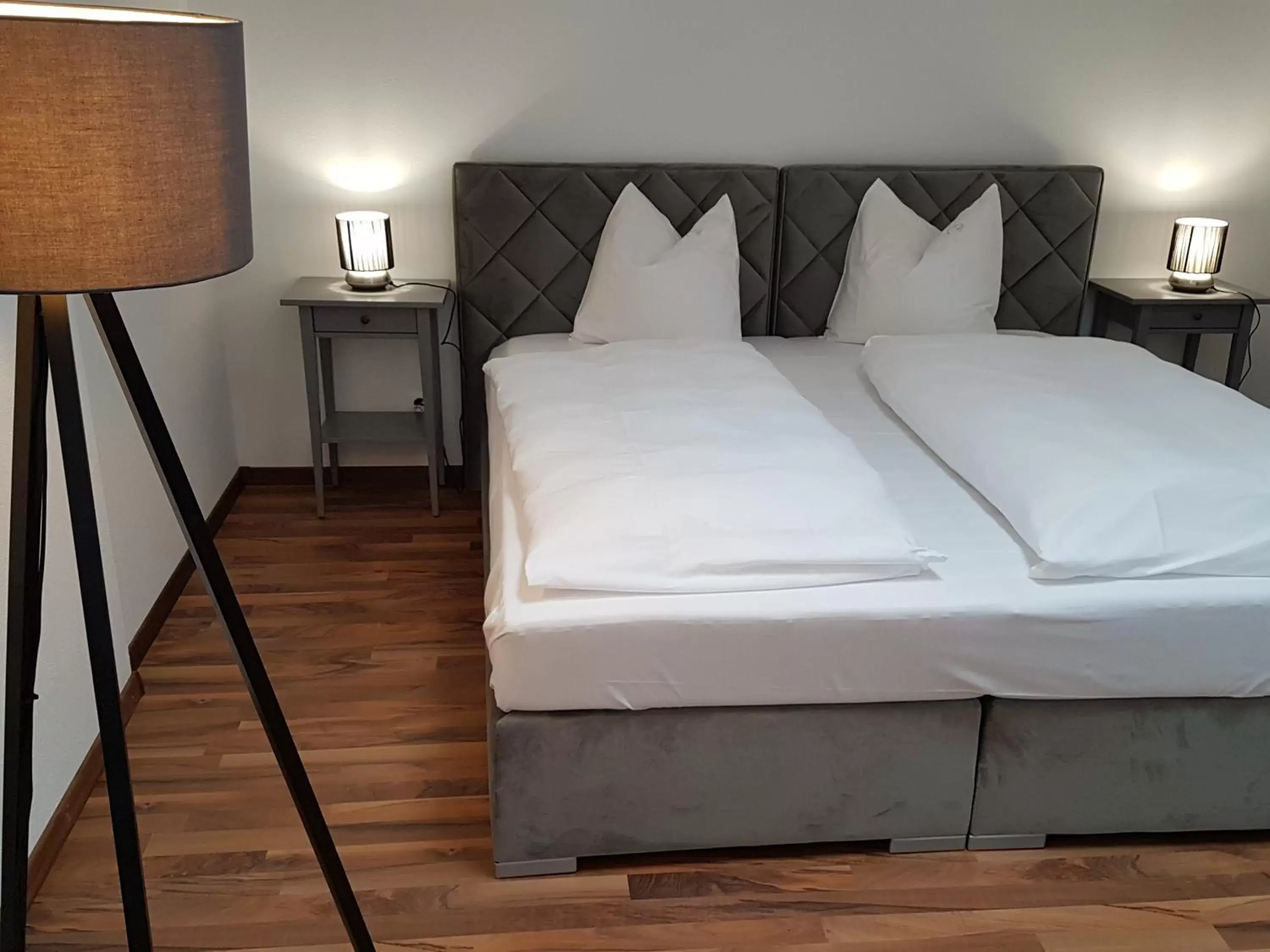 Bedroom, Bed in Hotel Bären Sigriswil