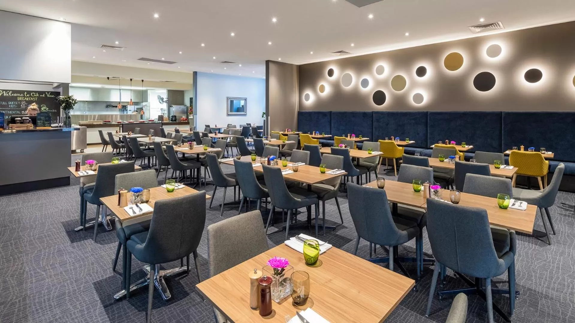 Restaurant/places to eat in Oaks Melbourne on Market Hotel