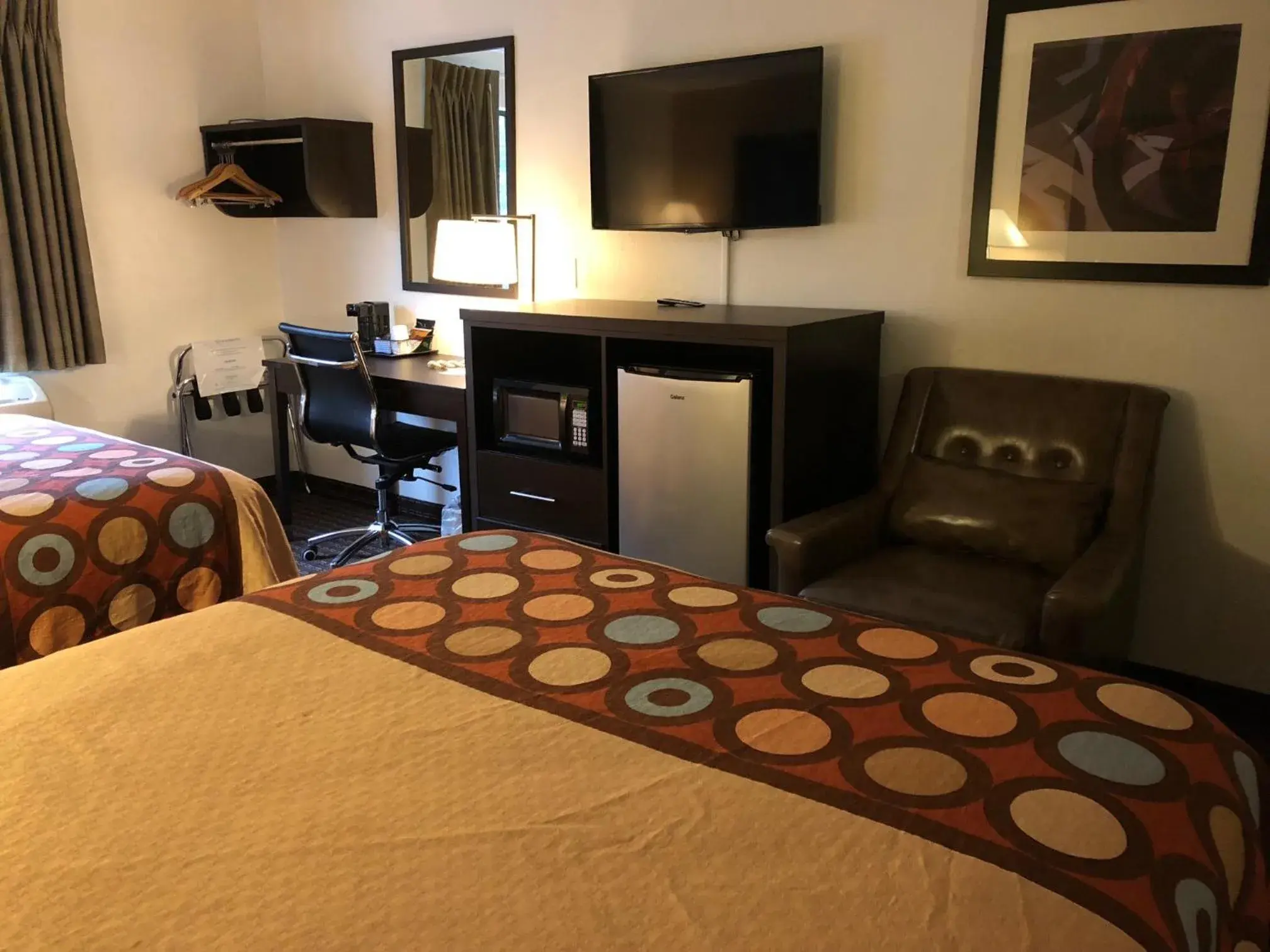 Bedroom, TV/Entertainment Center in Super 8 by Wyndham Lacey Olympia Area