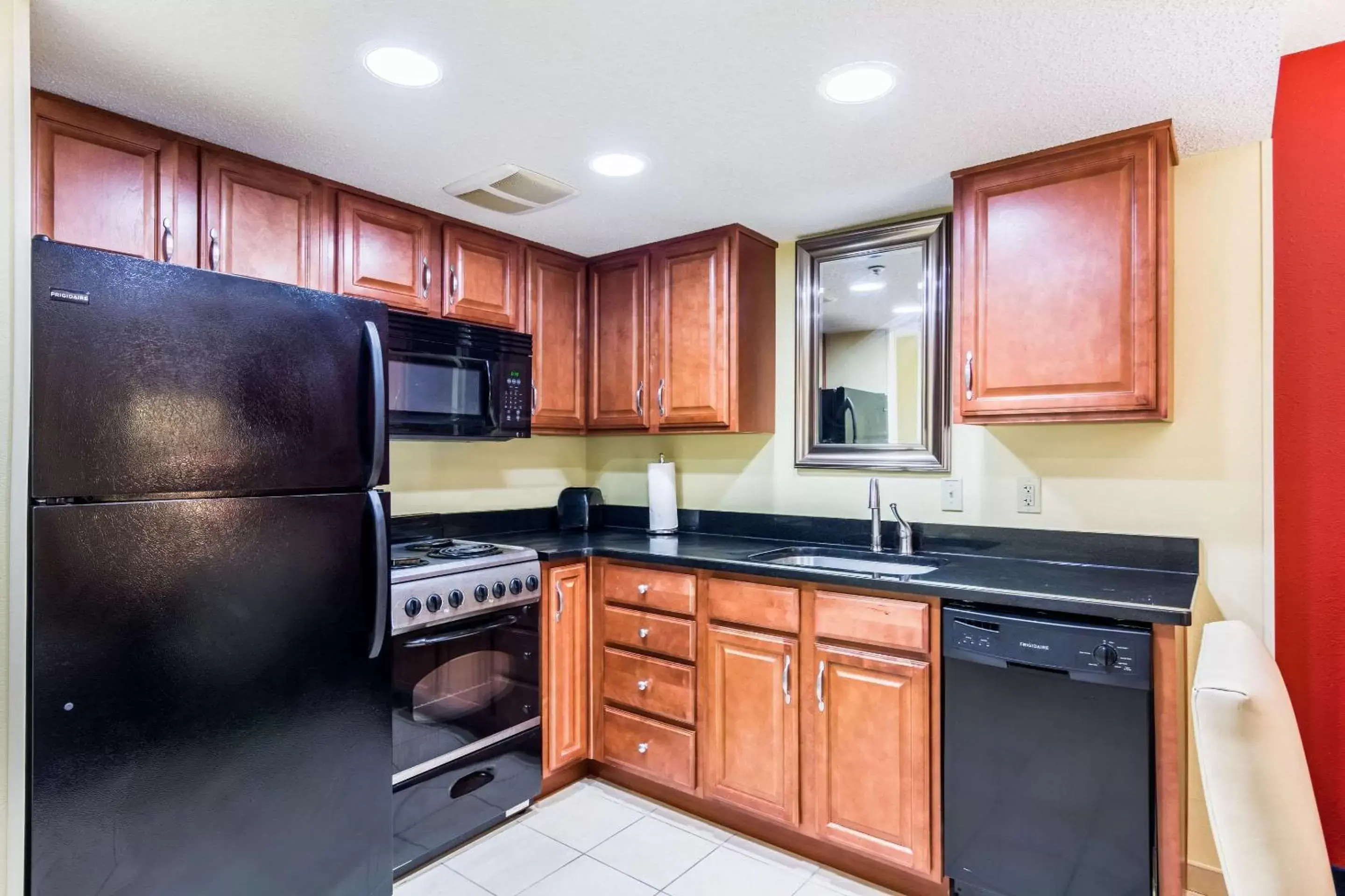 Photo of the whole room, Kitchen/Kitchenette in Comfort Inn Washington DC Joint Andrews AFB