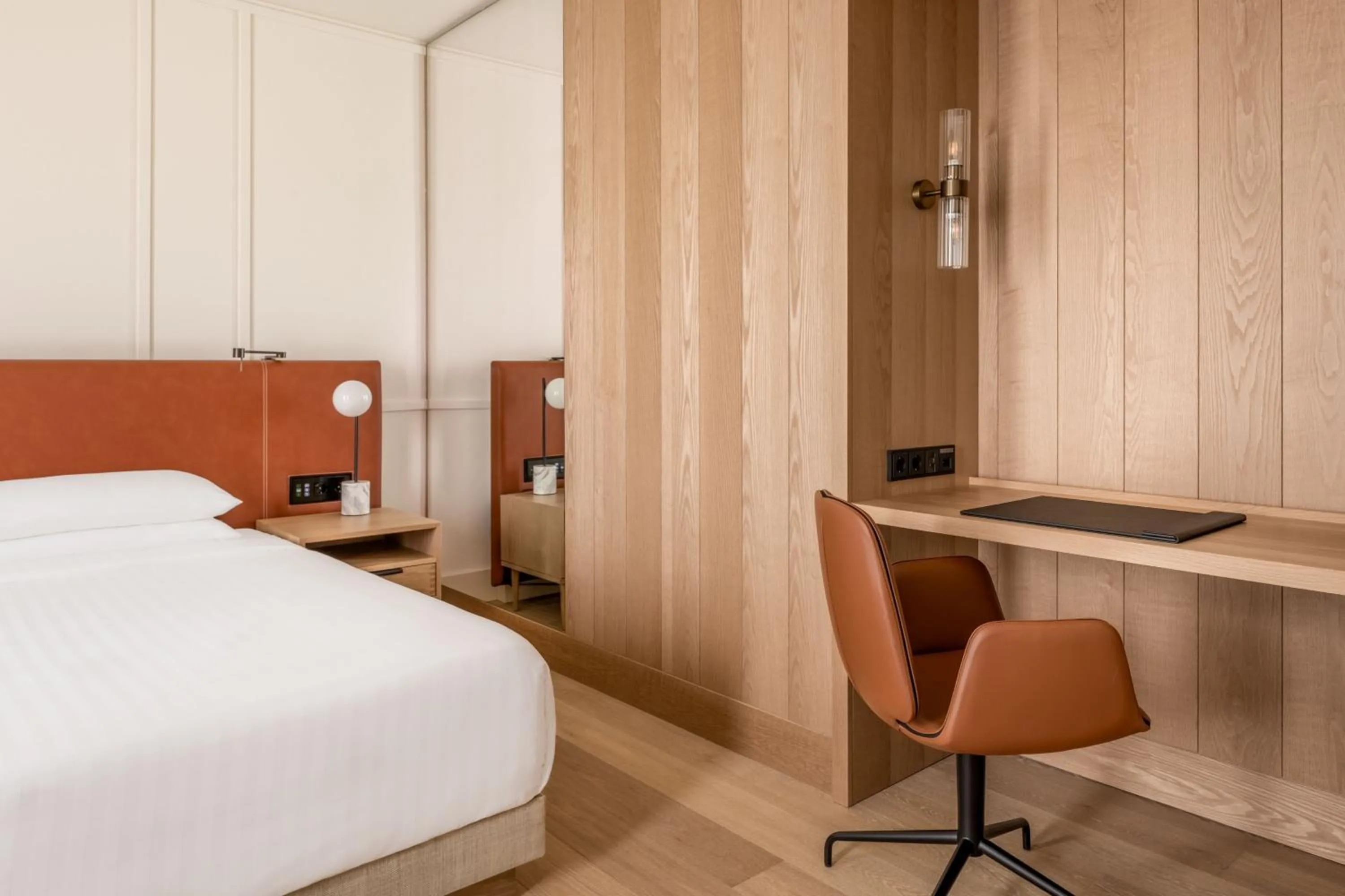 Photo of the whole room, Bed in Munich Marriott Hotel City West