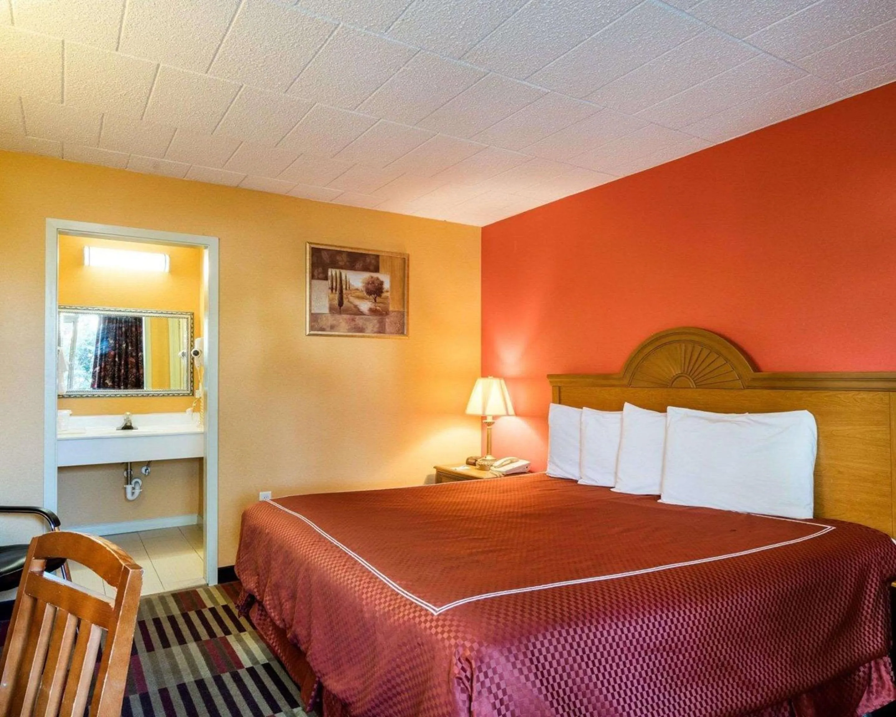 Photo of the whole room in Rodeway Inn Newark