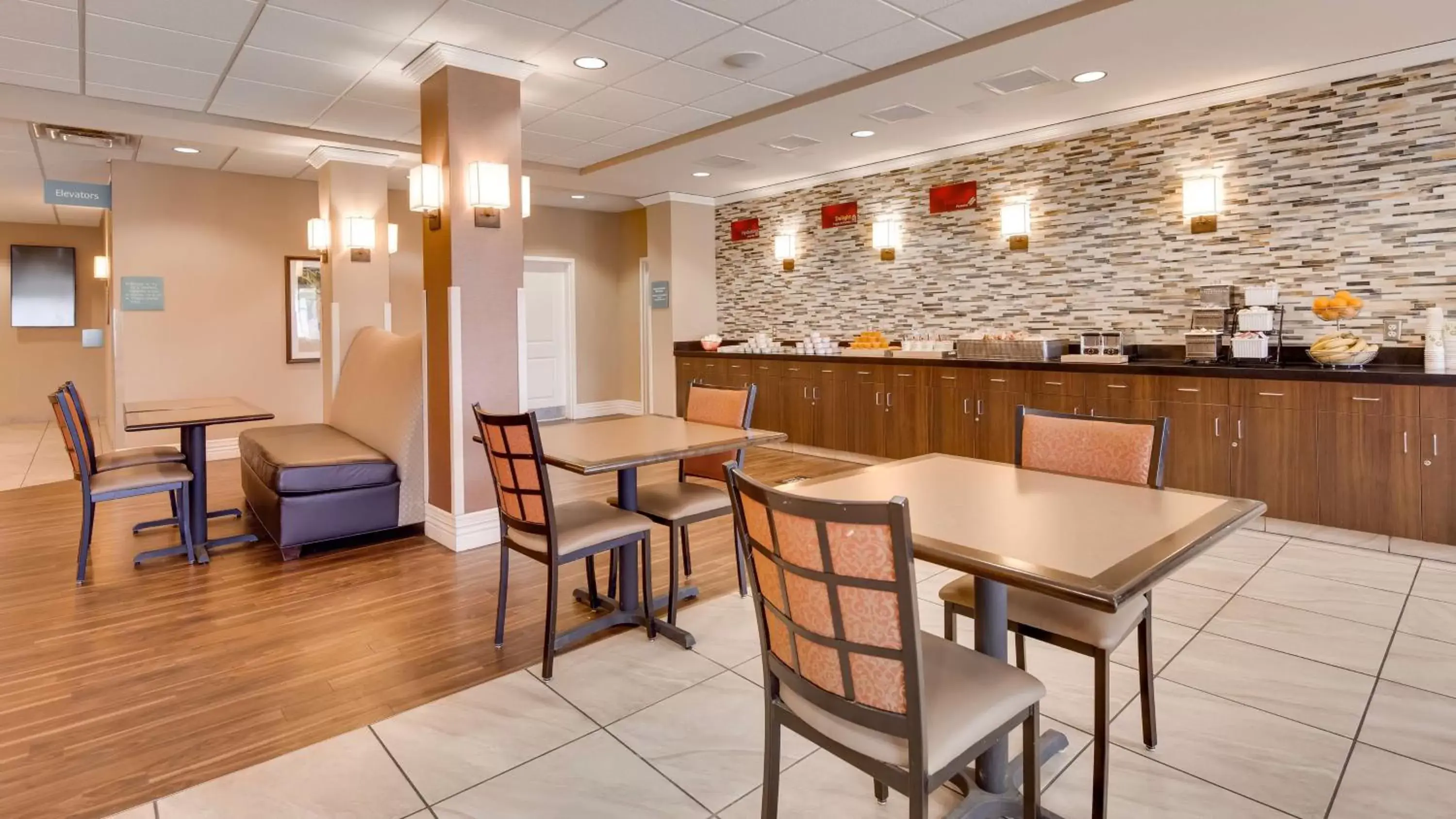 Restaurant/Places to Eat in Best Western Plus Chandler Hotel & Suites