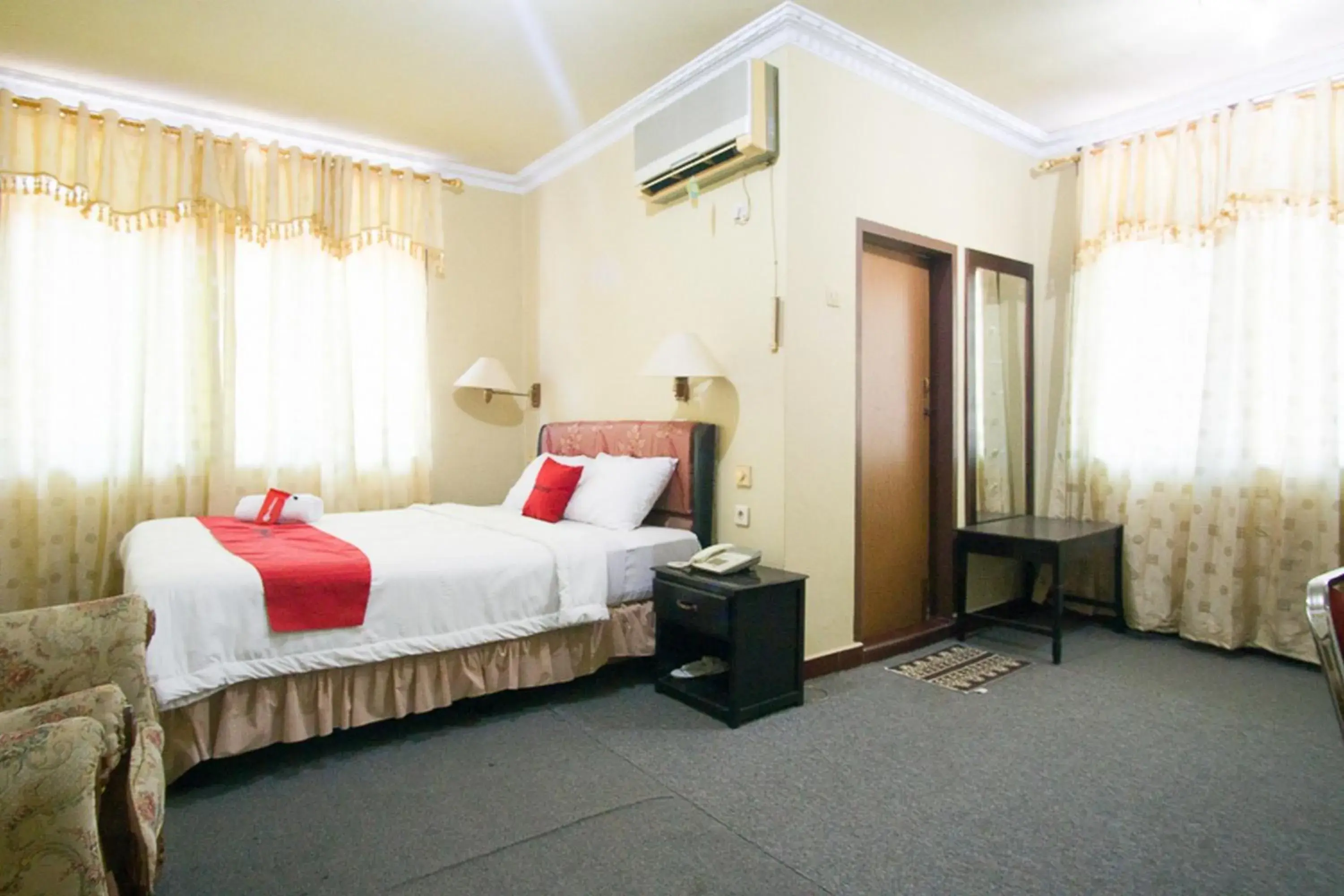 Bedroom, Bed in RedDoorz plus near Pelabuhan Bitung