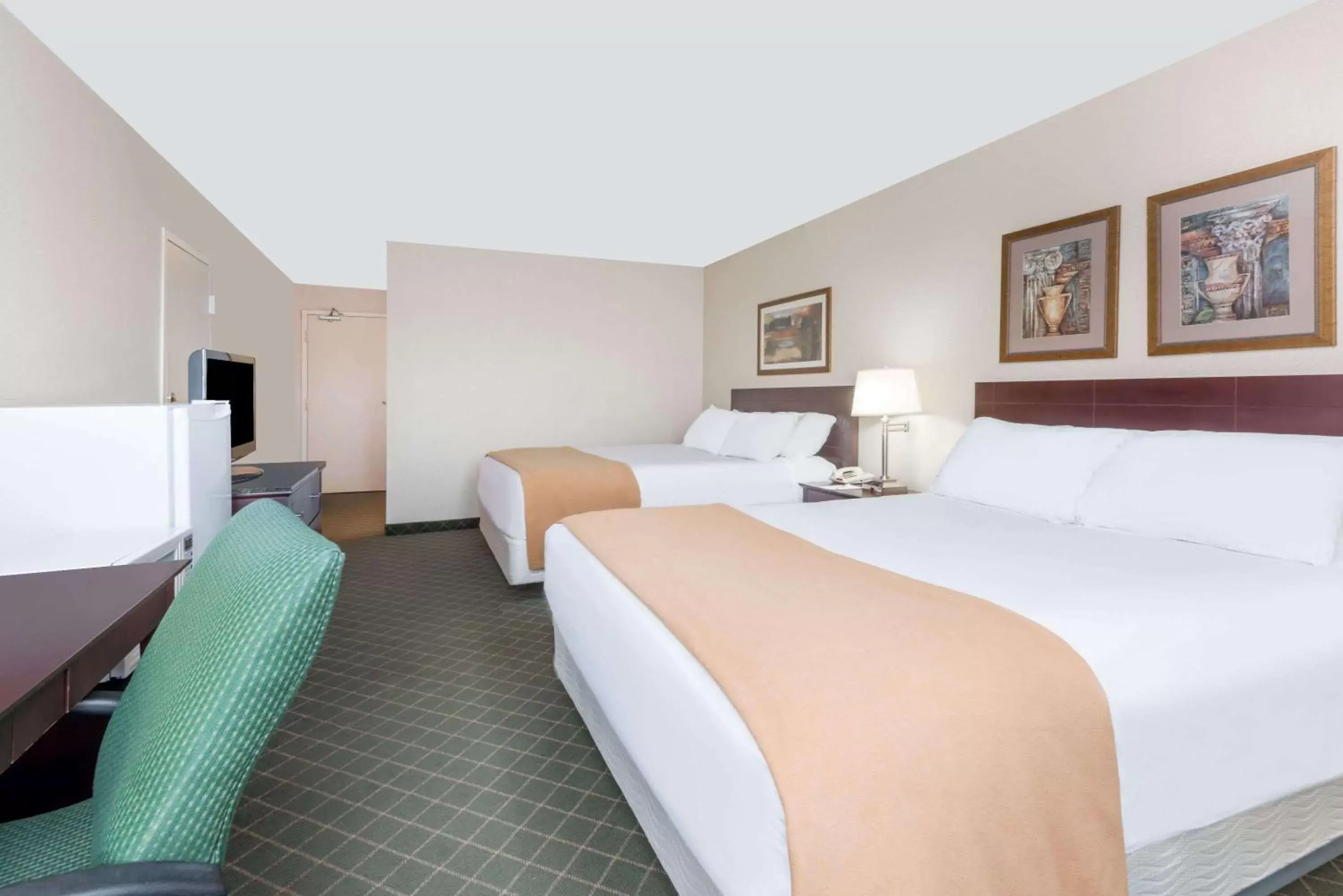 Photo of the whole room, Bed in Ramada by Wyndham London
