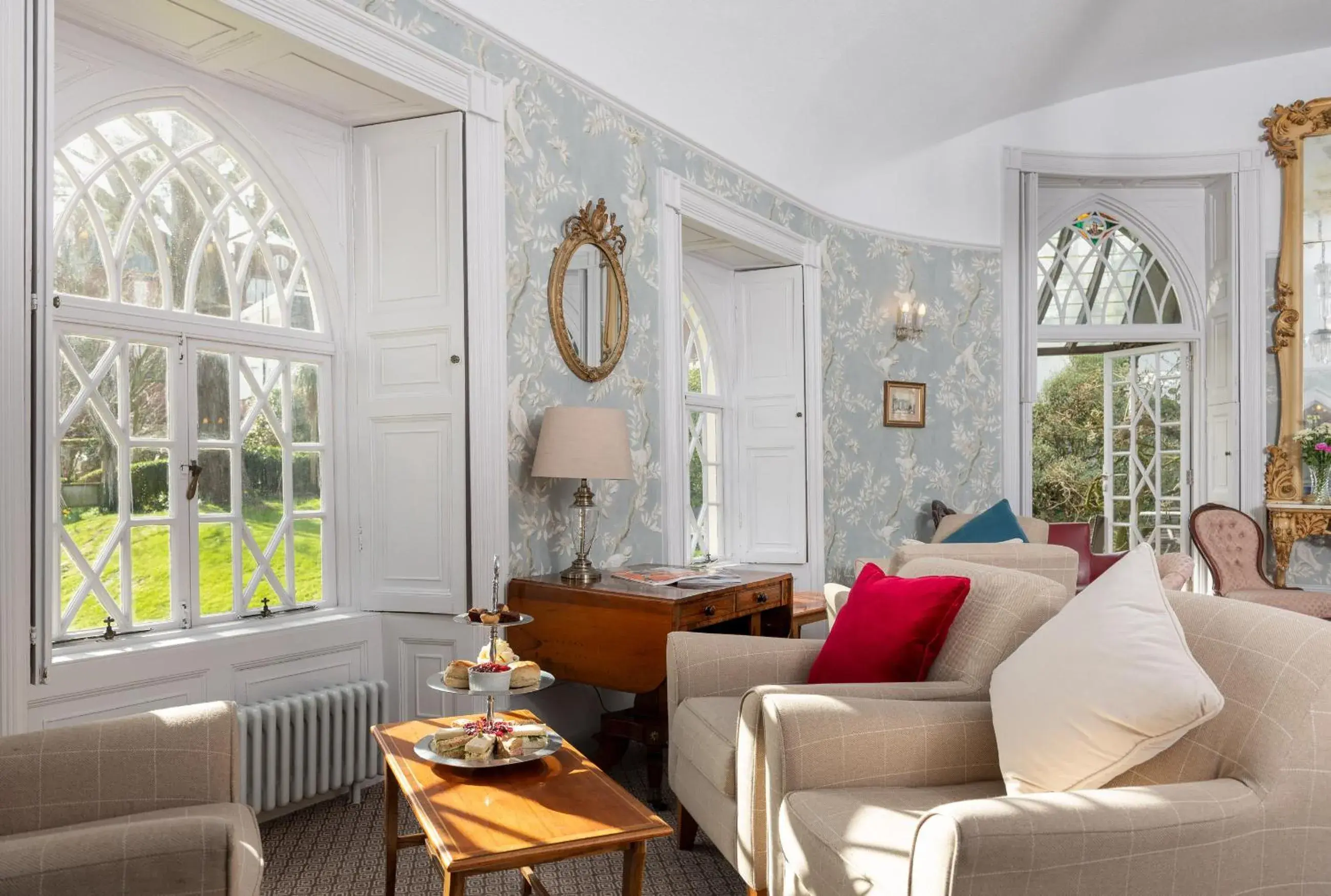 Living room, Seating Area in Royal Glen Hotel