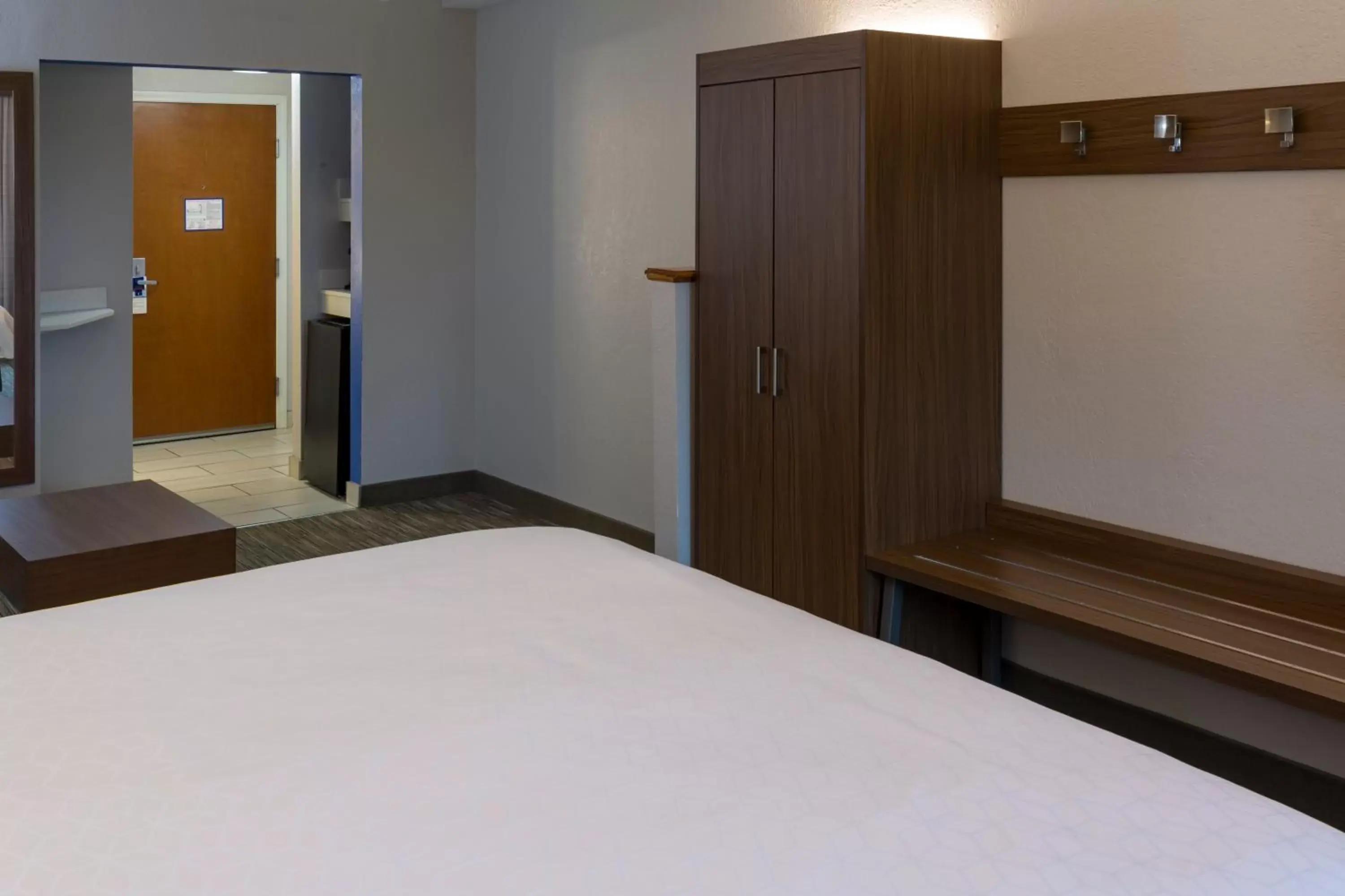 Photo of the whole room, Bed in Holiday Inn Express Hotel & Suites Louisville South-Hillview, an IHG Hotel