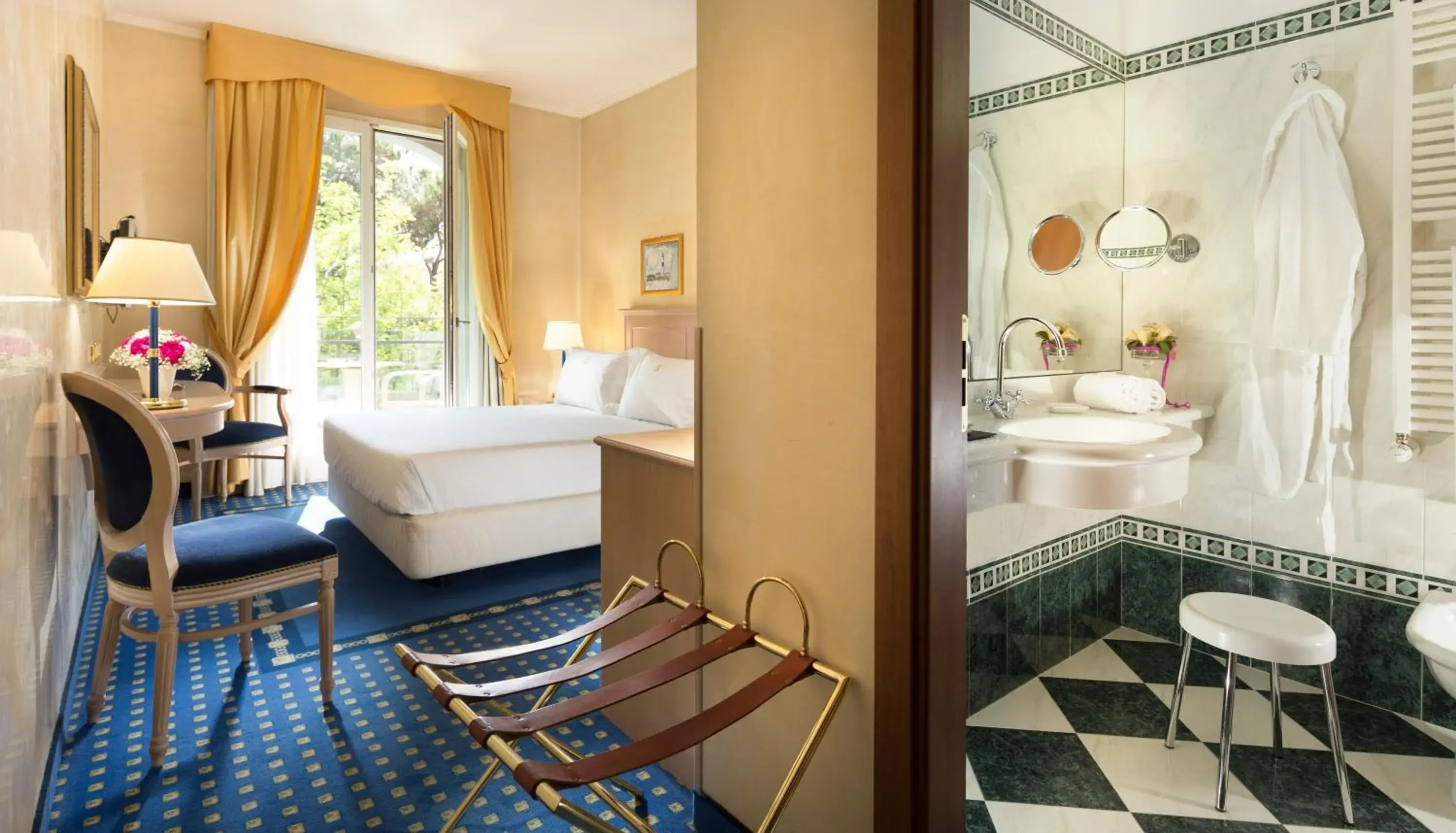 Photo of the whole room, Bathroom in Hotel De Londres