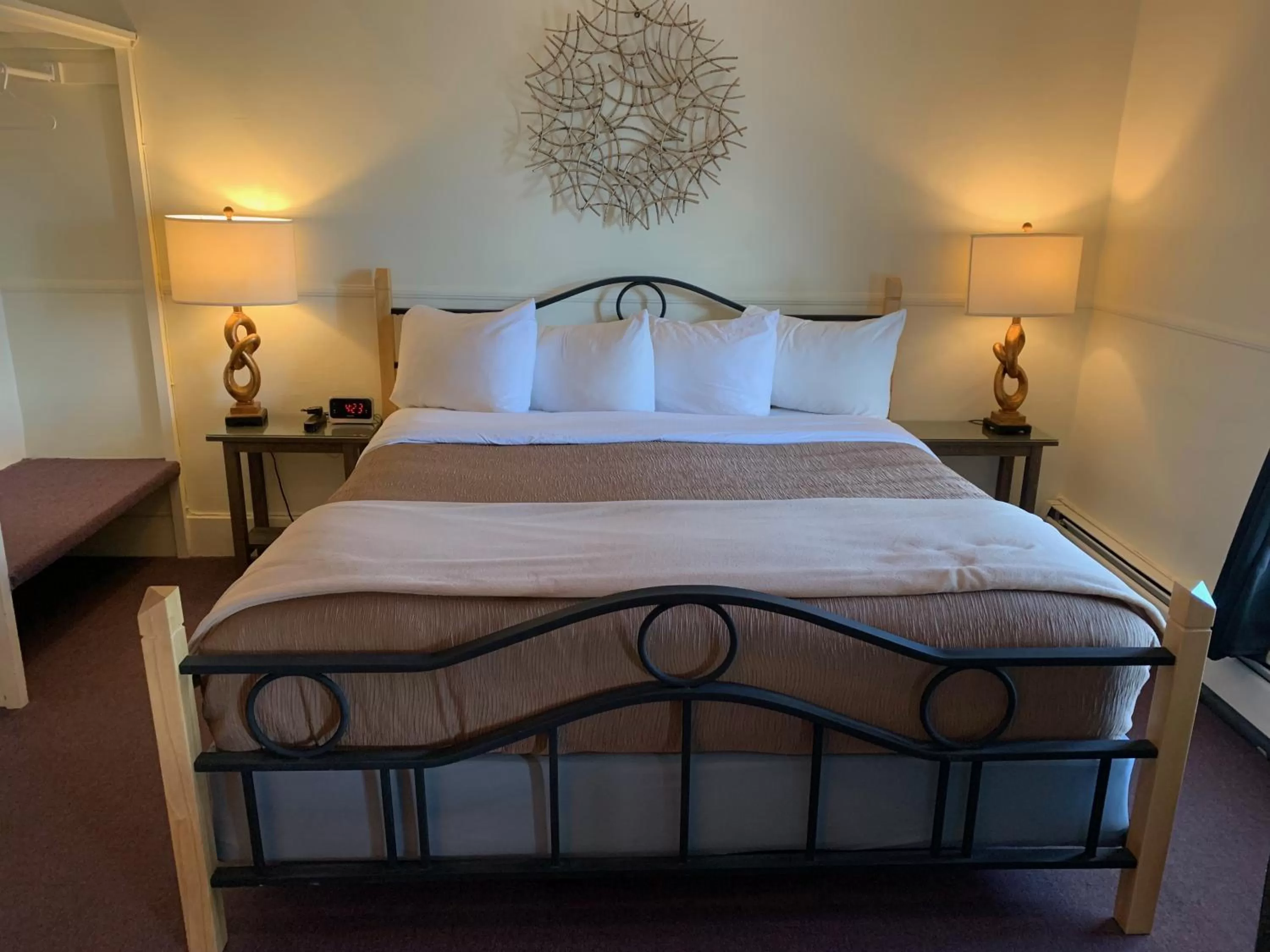 Deluxe Queen Room in Kennedy House