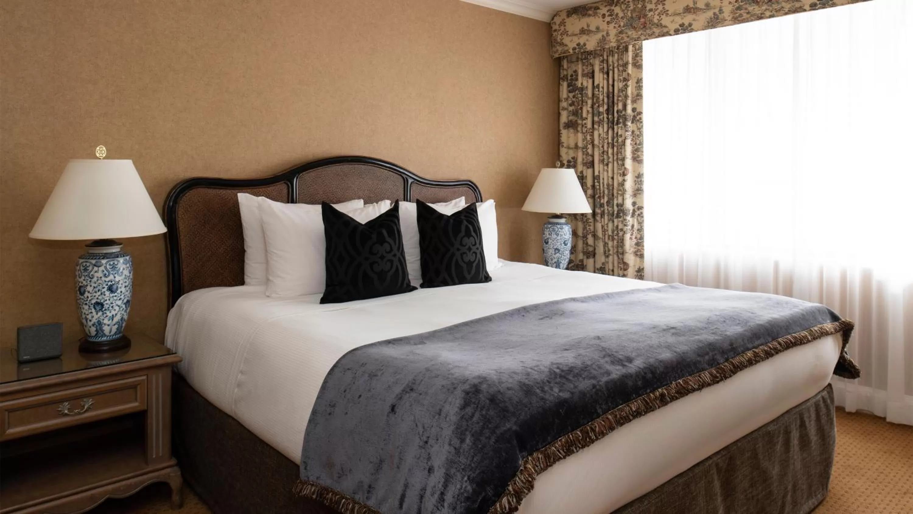 Bed in Wedgewood Hotel & Spa - Relais & Chateaux