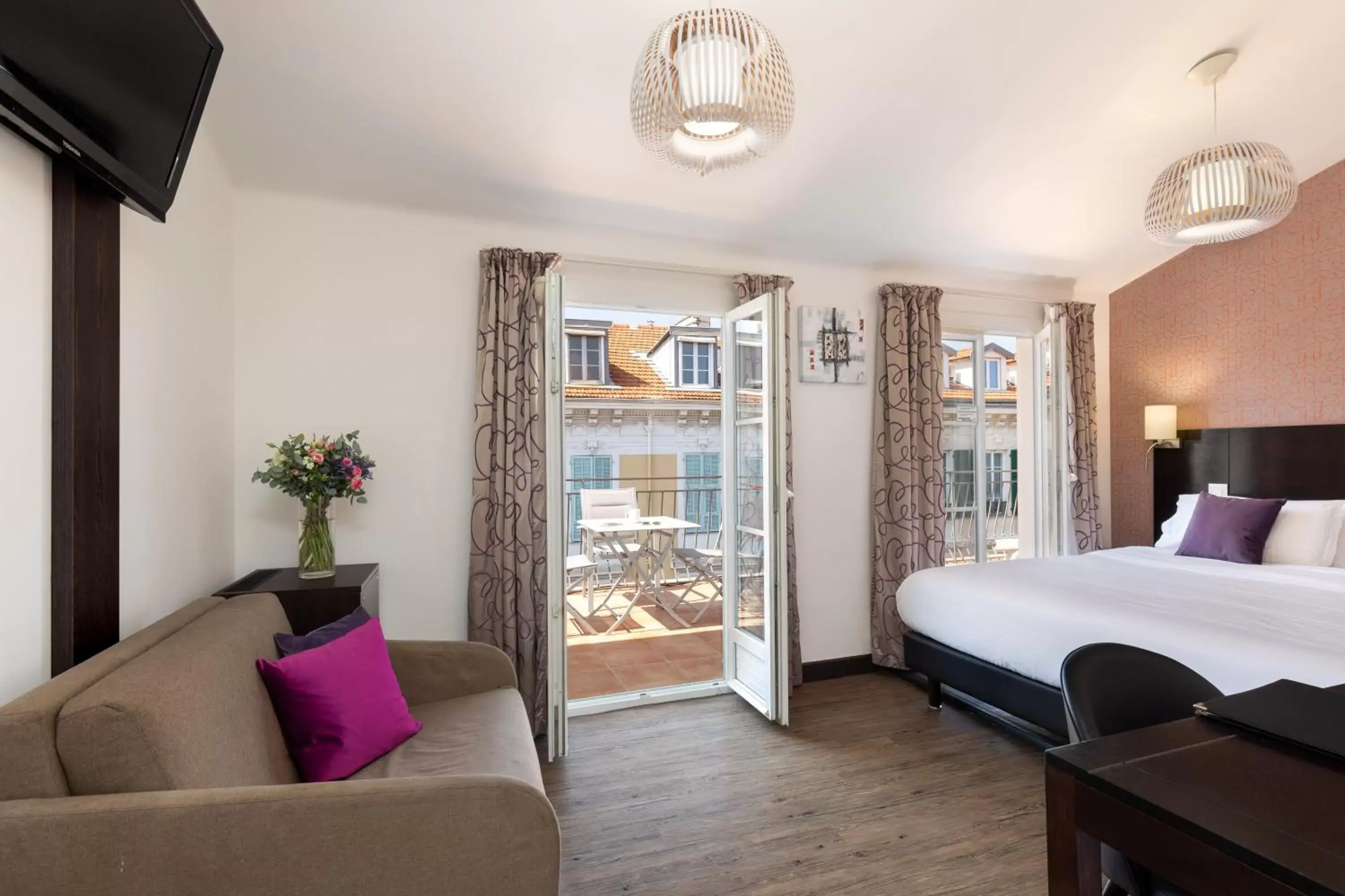 TV and multimedia, Bed in Hotel Florence Nice TV and multimedia, Bed in Hotel Florence Nice