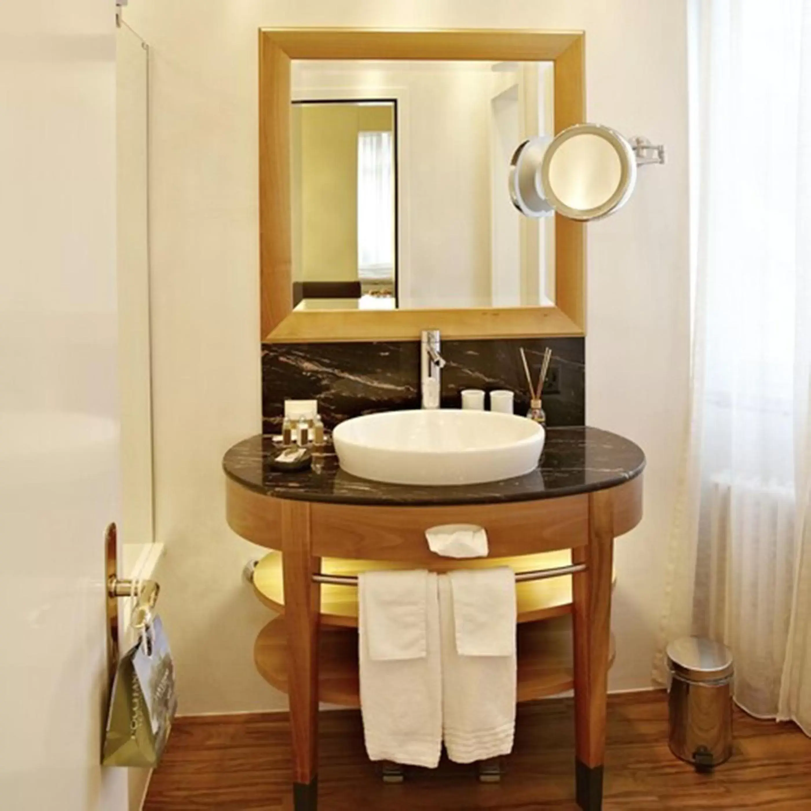 Bathroom in Hotel des Balances