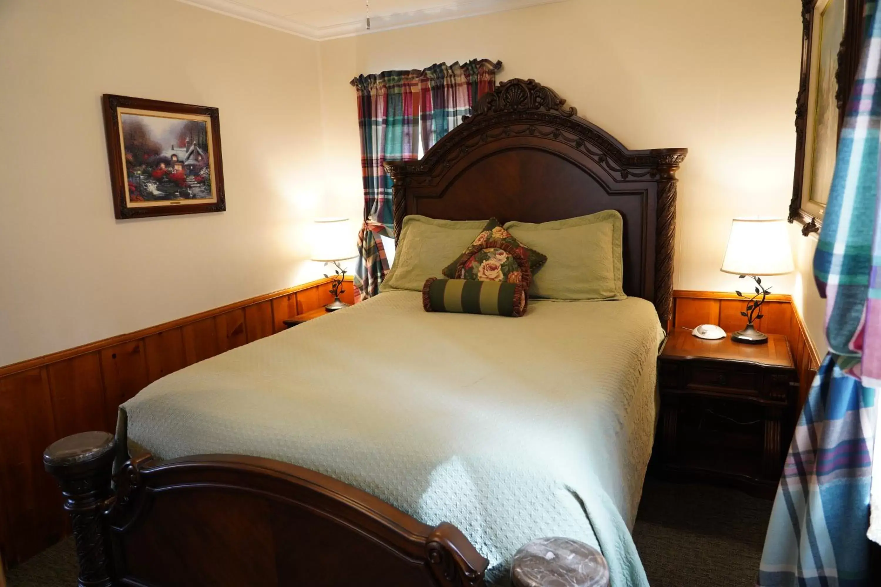 Bed in Hillcrest Suites & Cabins